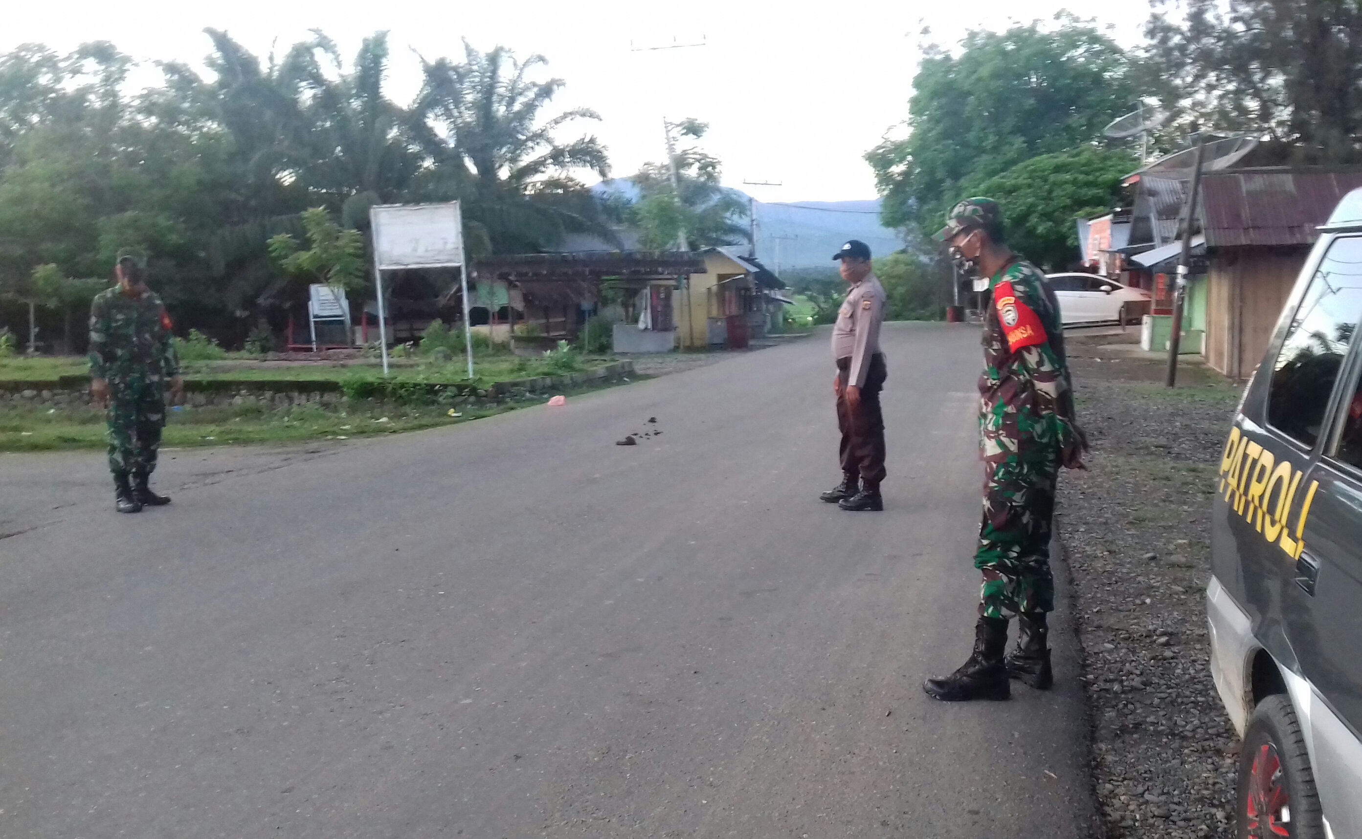 Petugas gabungan berjaga di lingkungan  Universitas Jabal Ghafur, Kabupaten Pidie yang dijadikan ajang balapan liar.