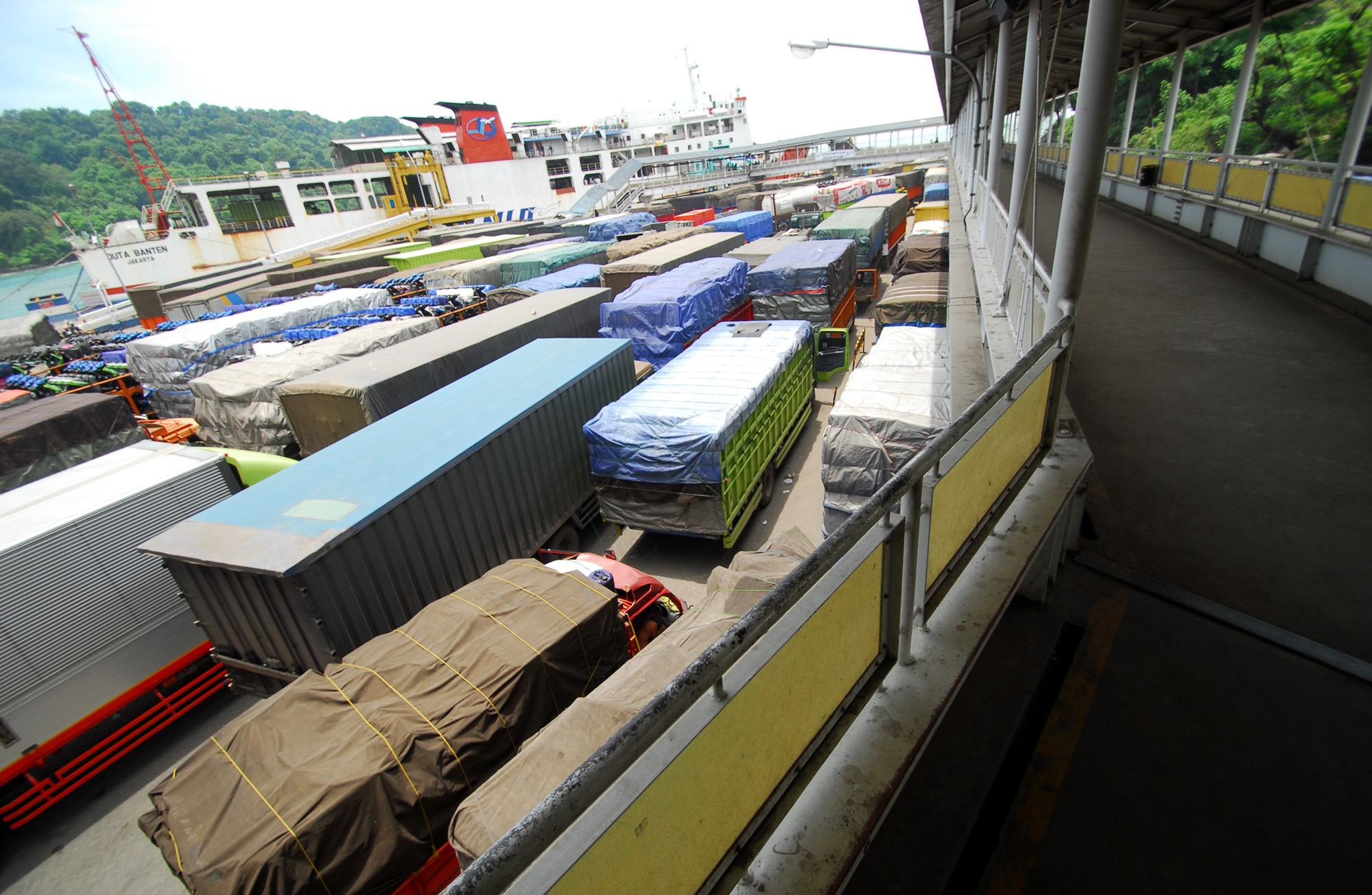 Antrean truk yang akan masuk ke Pelabuhan Merak karena tiket online justru menghambat.