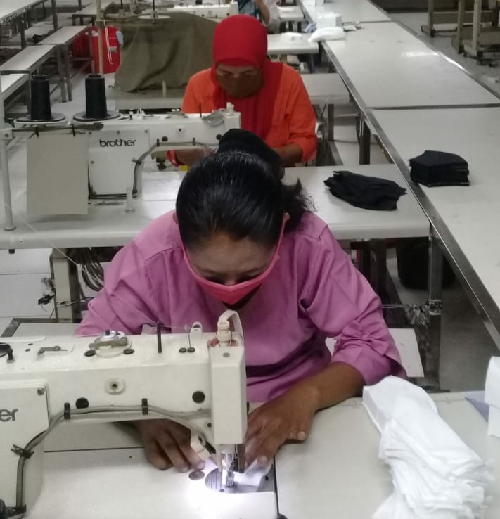 Para penjahit tengah membuat masker kain untuk mencegah penularan virus korona.