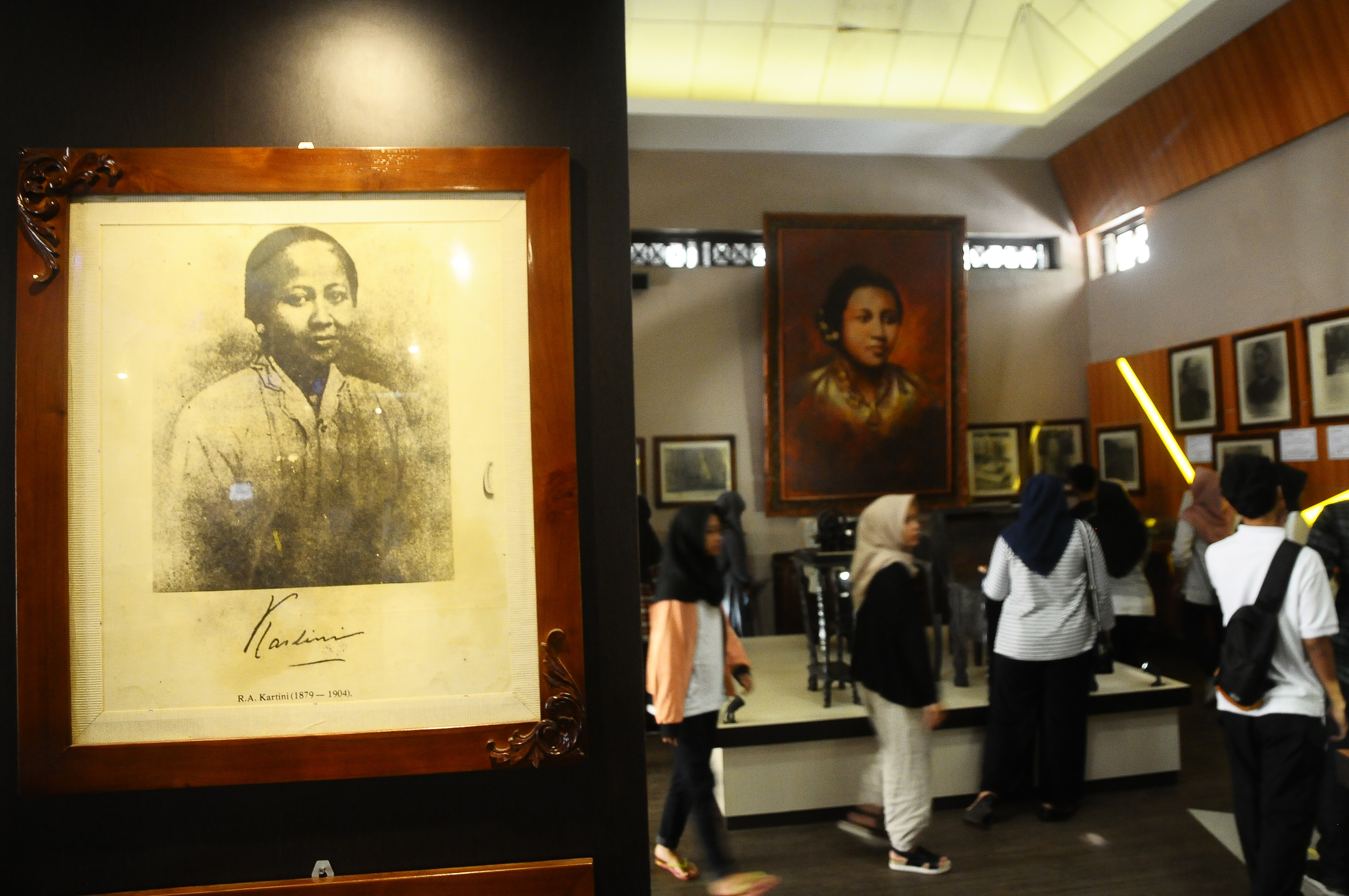 Wisatawan mengunjungi Museum RA Kartini di jalan Alun-alun Kota Jepara, Jawa Tengah, Kamis (19/4). 
