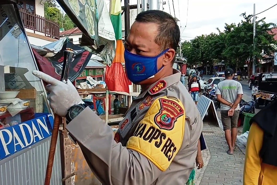 AKBP Handoyo Santoso meminta warga patuhi aturan protokoler Covid19 pada penjual dan pembeli makanan berbuka puasa di Labuanbajo, NTT. 