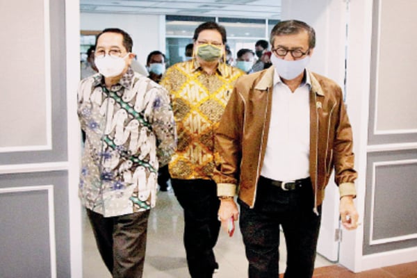 Menko Perekonomian Airlangga Hartarto, Menkum dan HAM Yasonna Laoly, dan Wakil Ketua Badan Legislasi Firman Subagyo