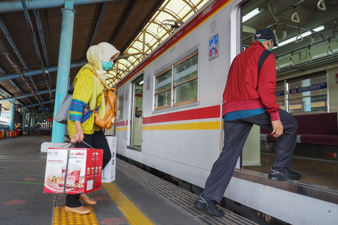 Penumpang KRL Commuterline di Stasiun Juanda, Jakarta Pusat 