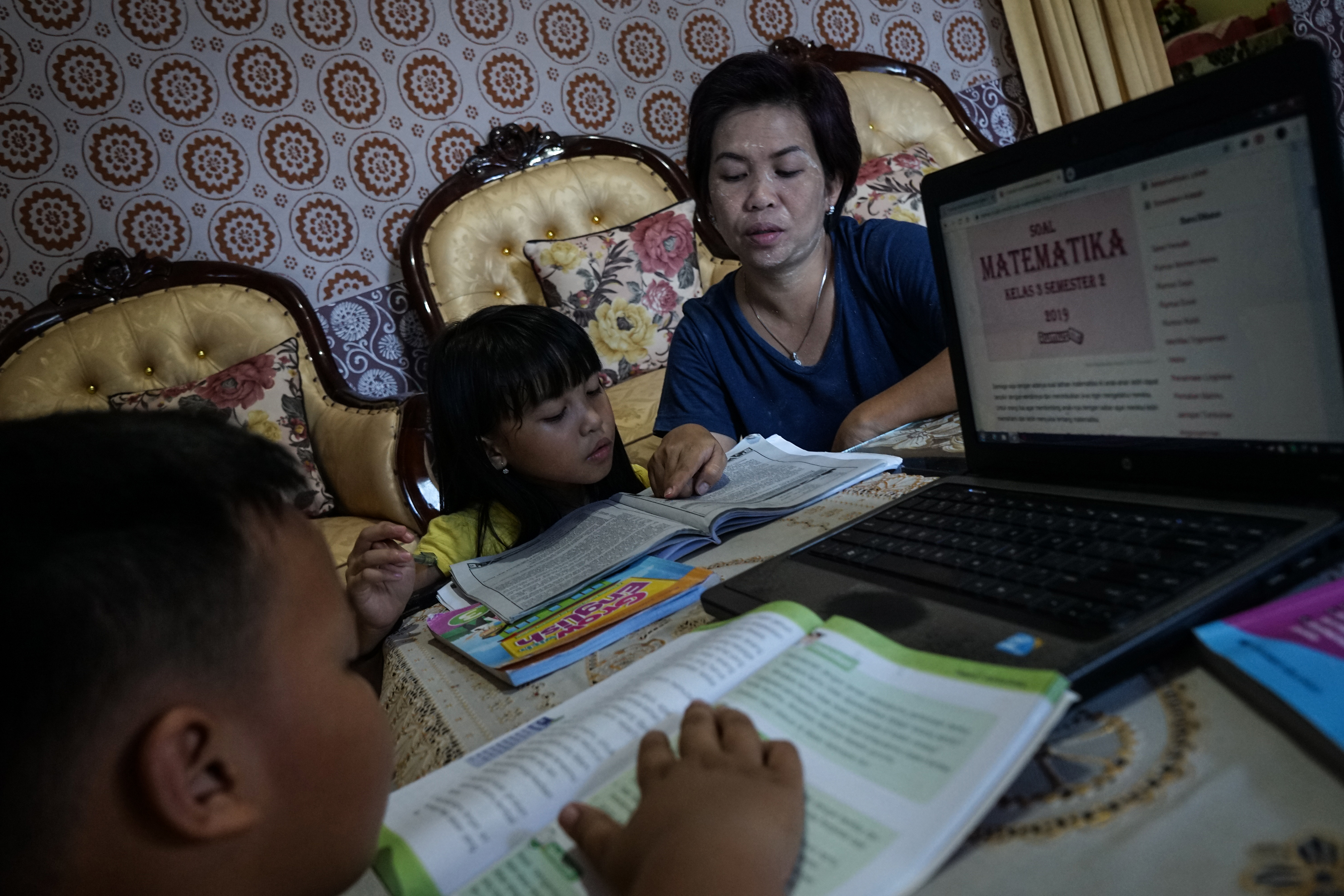 Pemprov Sumsel memperpanjang masa belajar di rumah di tengah wabah Covid-19 hingga 31 Mei mendatang. 