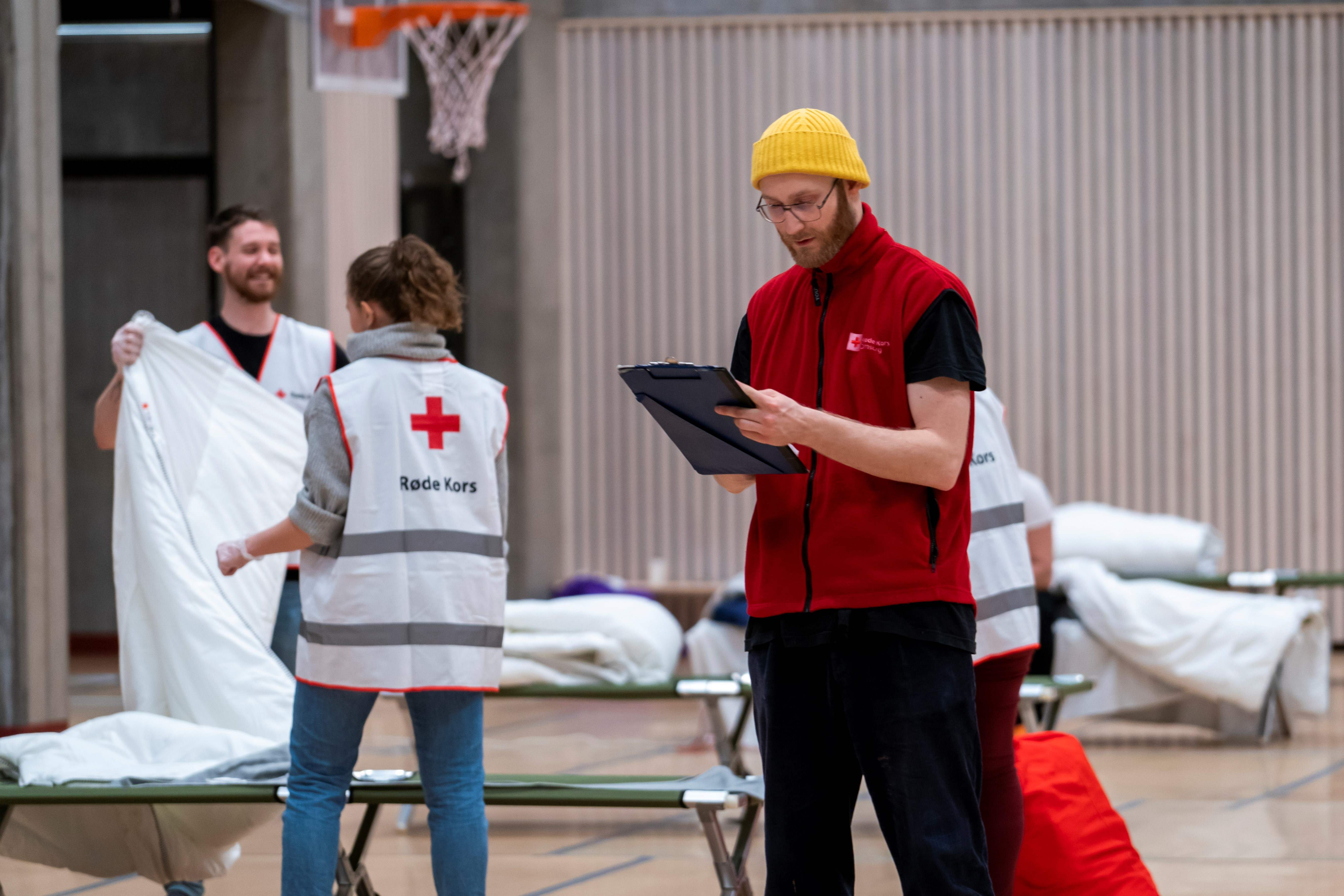 Ilustrasi--petugas menyiapkan tempat tidur di sebuah sekolah untuk menampung tunas wisma saat pandemi covid-19.