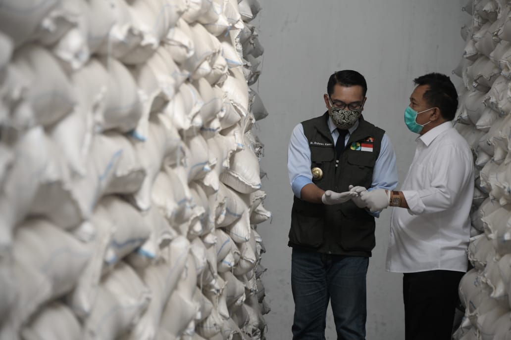 Gubernur Jabar Ridwan Kamil dan Ketua DPRD Jabar Taufik Hidayat memantau ketersediaan beras di Gudang Bulog Jabar, Kota Bandung.