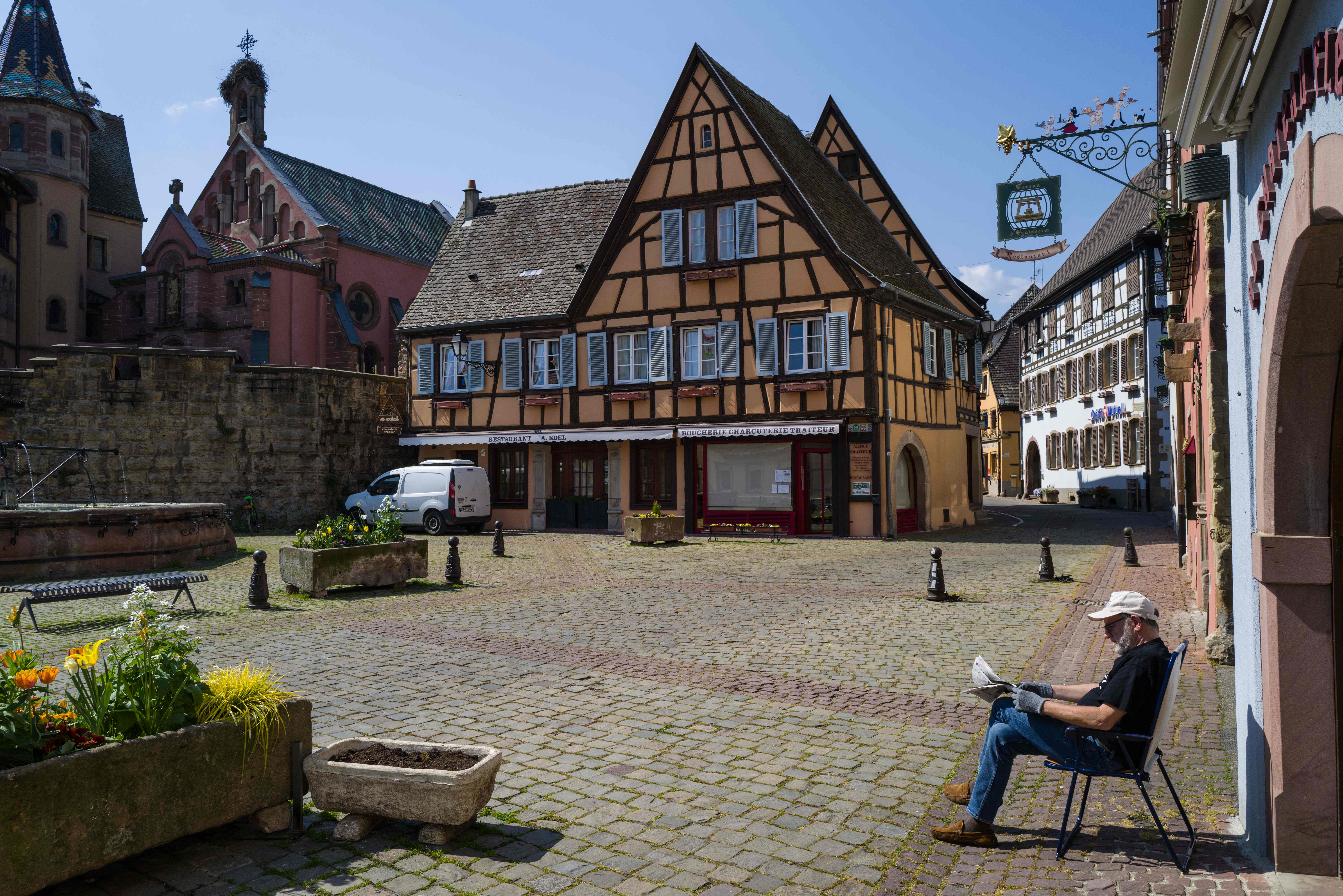 Pria sedang membaca koran di alun-alun desa Eguisheim (desa terfavorit di Prancis tahun 2010) yang biasanya ramai oleh turis (11/4)