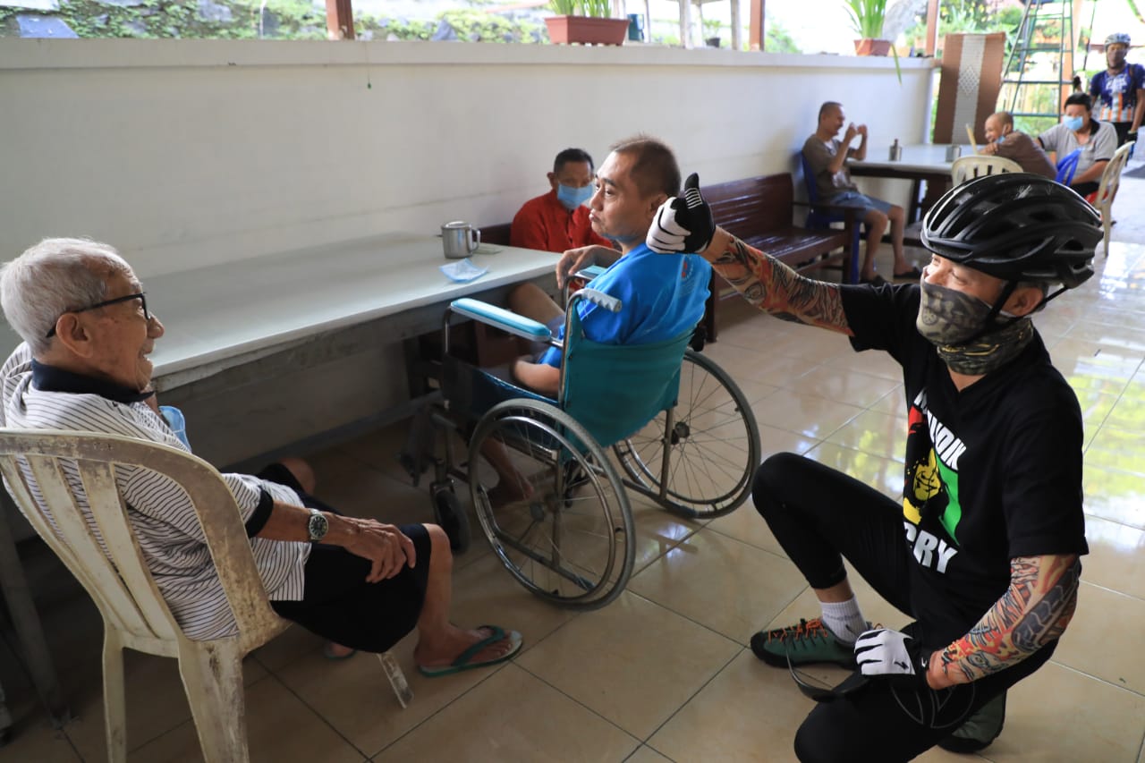 Gubernur Jawa Tengah Ganjar Pranowo mendengarkan curhatan para penghuni panti jompo di Kota Semarang, Senin (20/4/2020).