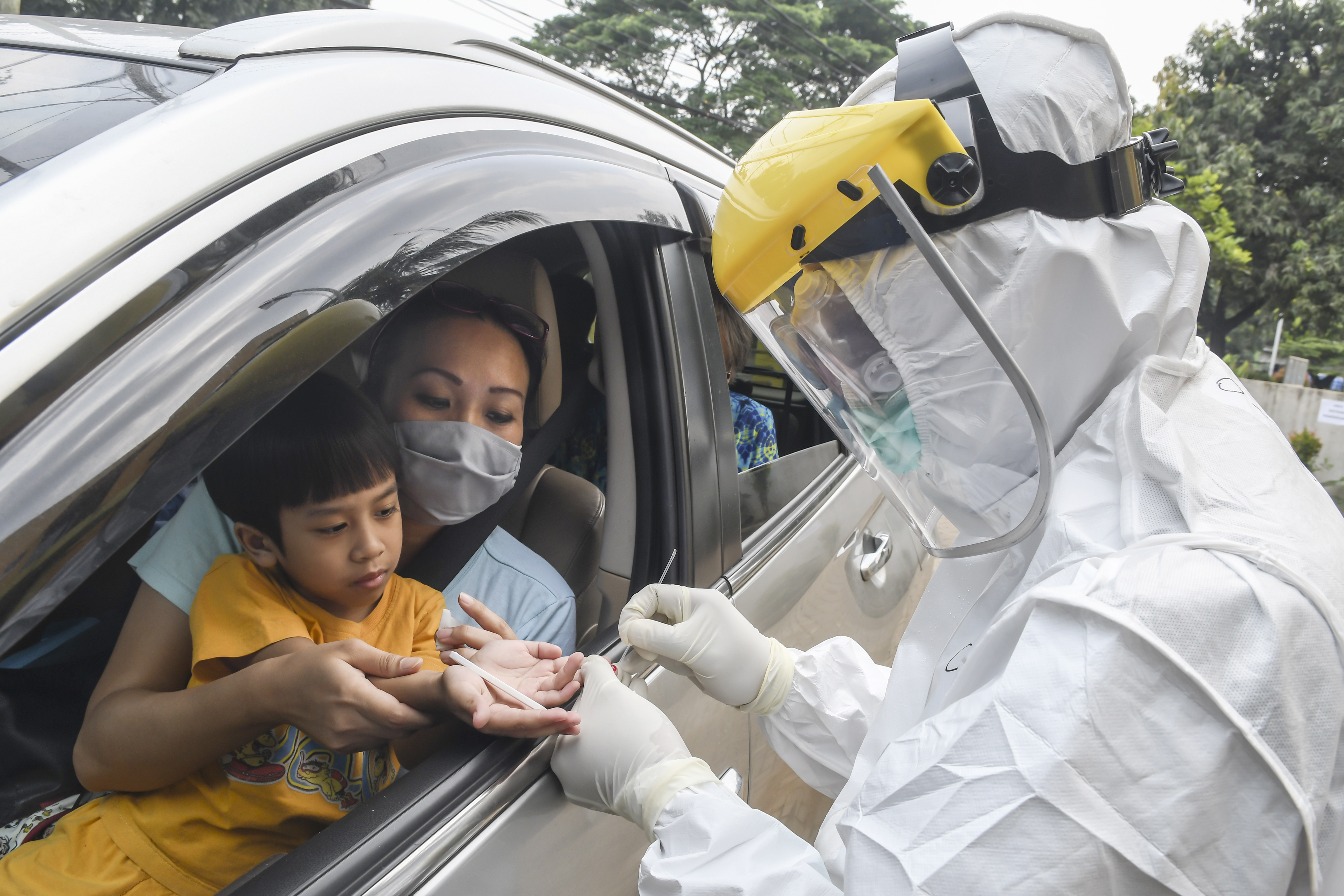 Rapid test ke warga di Depok, Jawa Barat, beberapa waktu lalu.