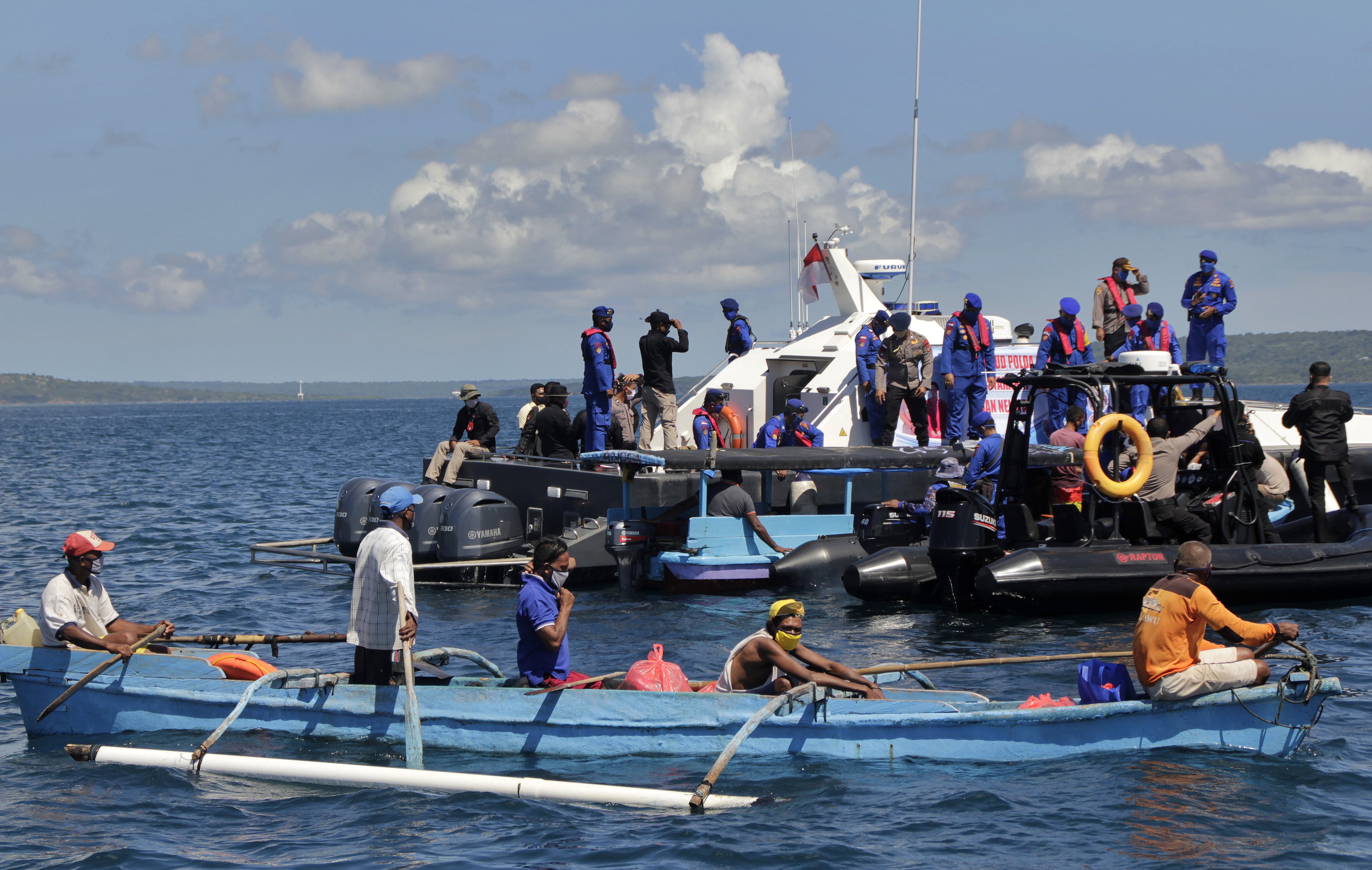 Sejumlah nelayan yang sedang melaut mengantre untuk mendapatkan bantuan sembako di perairan Kupang, NTT, Rabu (15/4/2020).