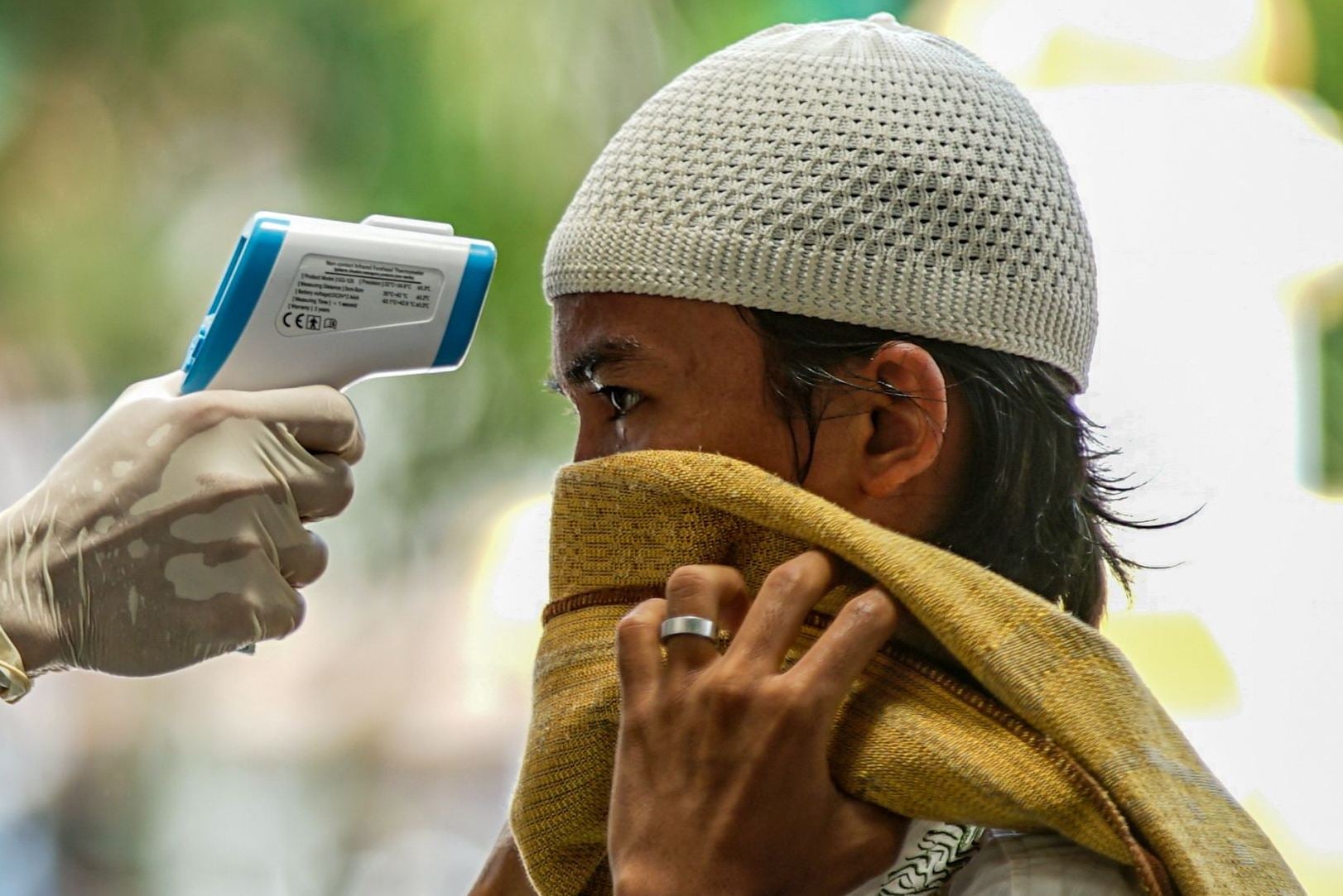 Pemeriksaan suhu tubuh terhadap warga Palembang, Sumsel