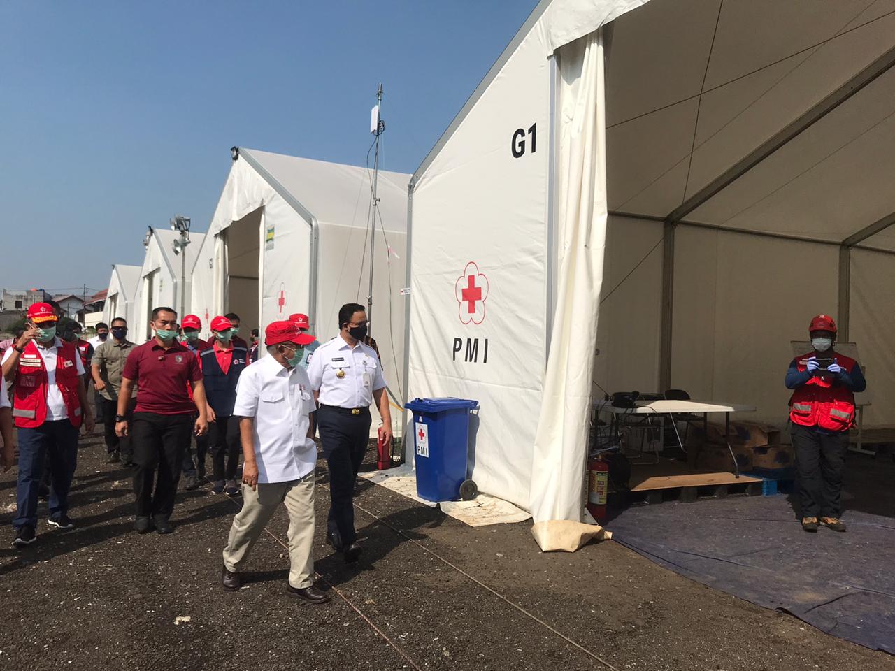 Gubernur DKI Jakarta Anies Baswedan didampingi Ketua PMI Pusat Jusuf Kalla meninjau Gudang Logistik covid-19, Rabu (15/4).