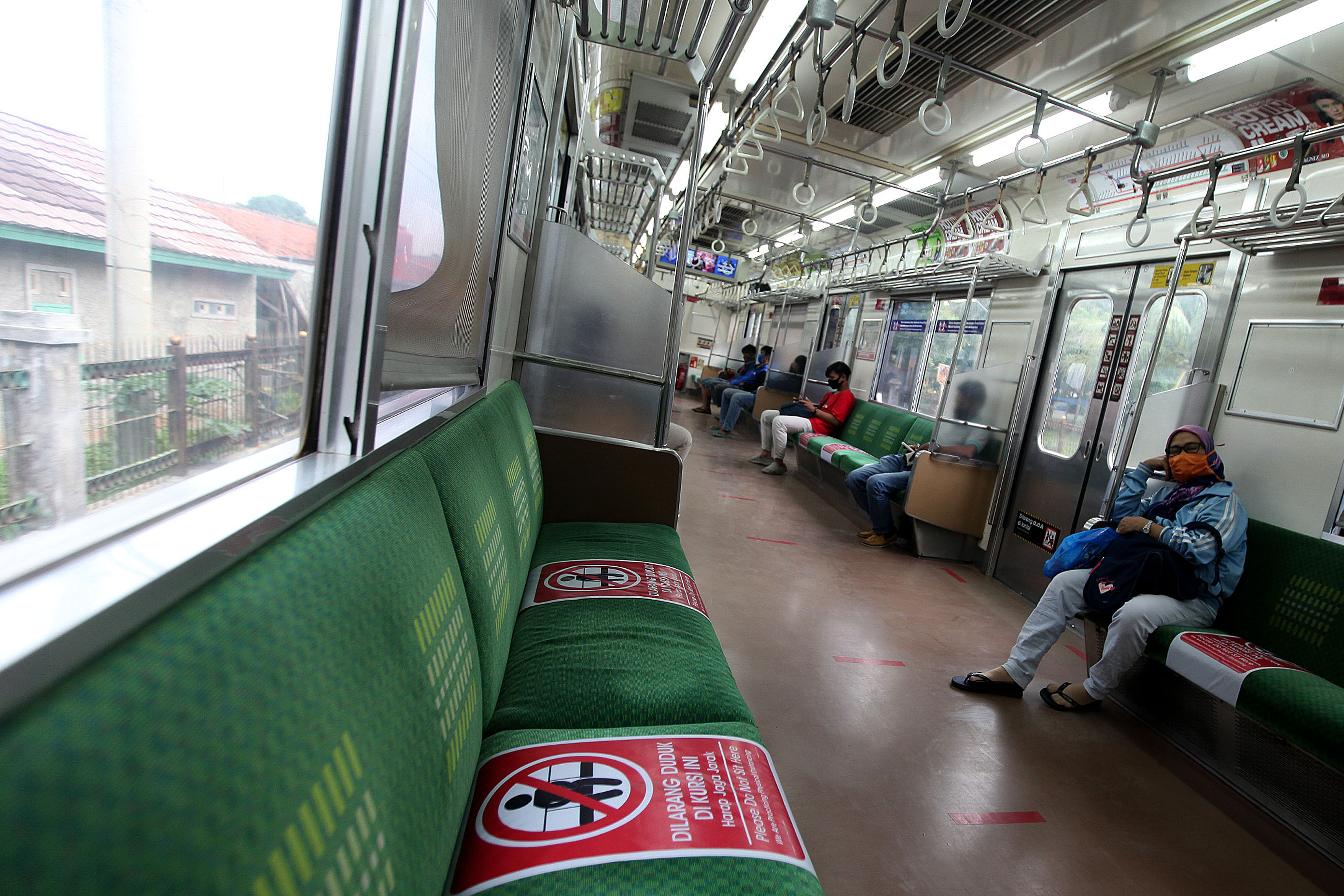 Keadaan di dalam KRL yang sepi sejak PSBB diberlakukan