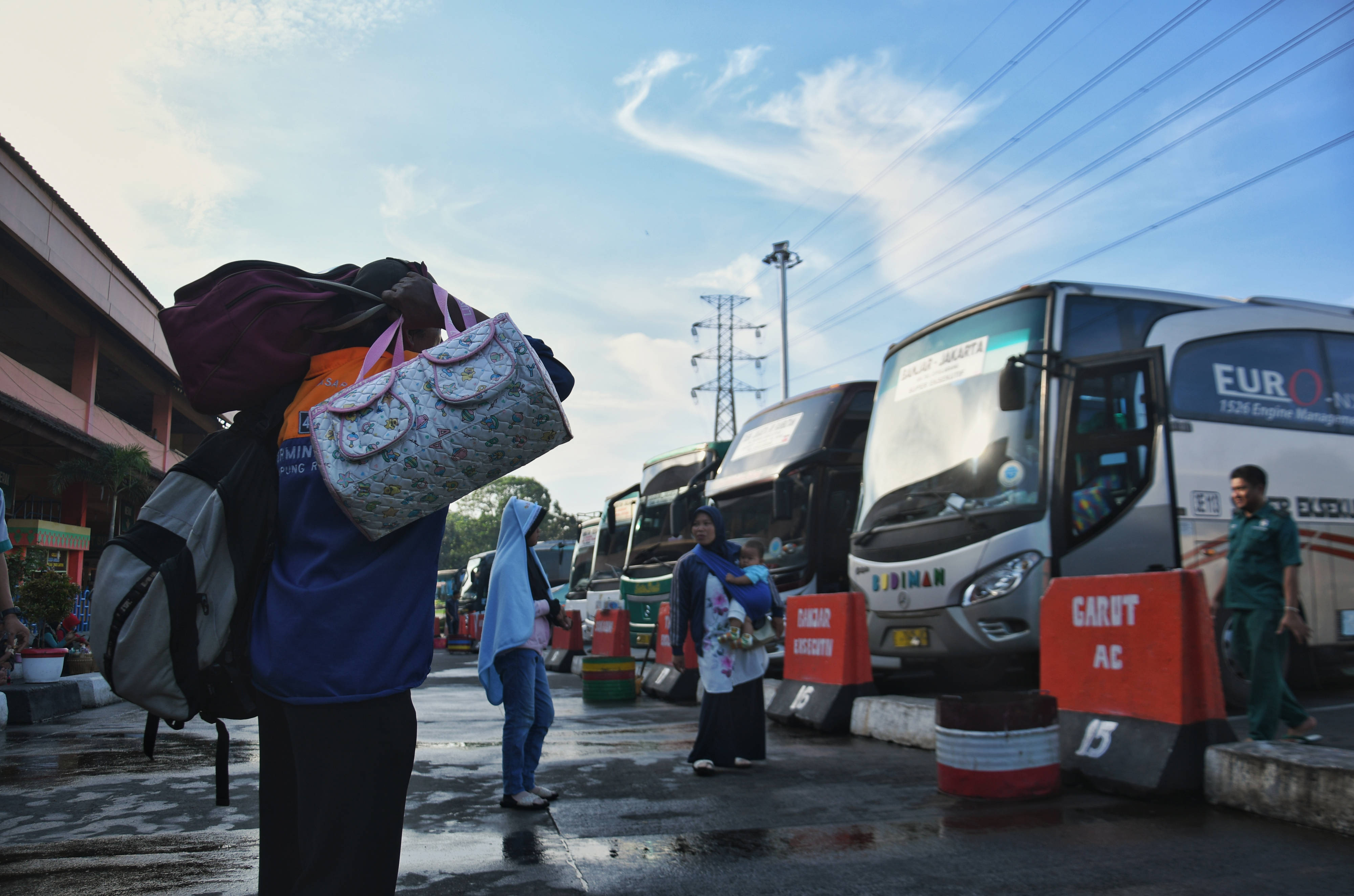 Calon penumpang bersiap menaiki bus di Terminal Kampung Rambutan, Jakarta.