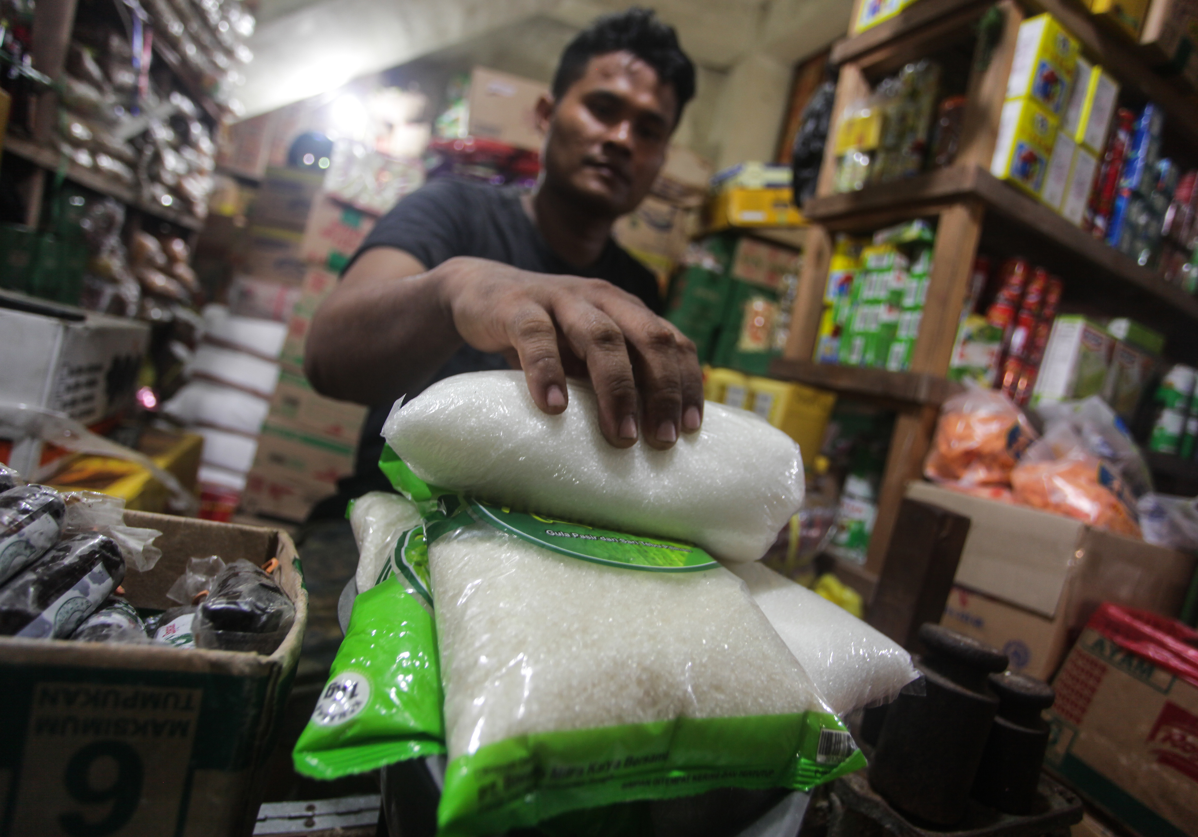  Penjual menimbang gula pasir di Pasar Besar, Palangkaraya, Kalimantan Tengah, Rabu (22/4/2020)