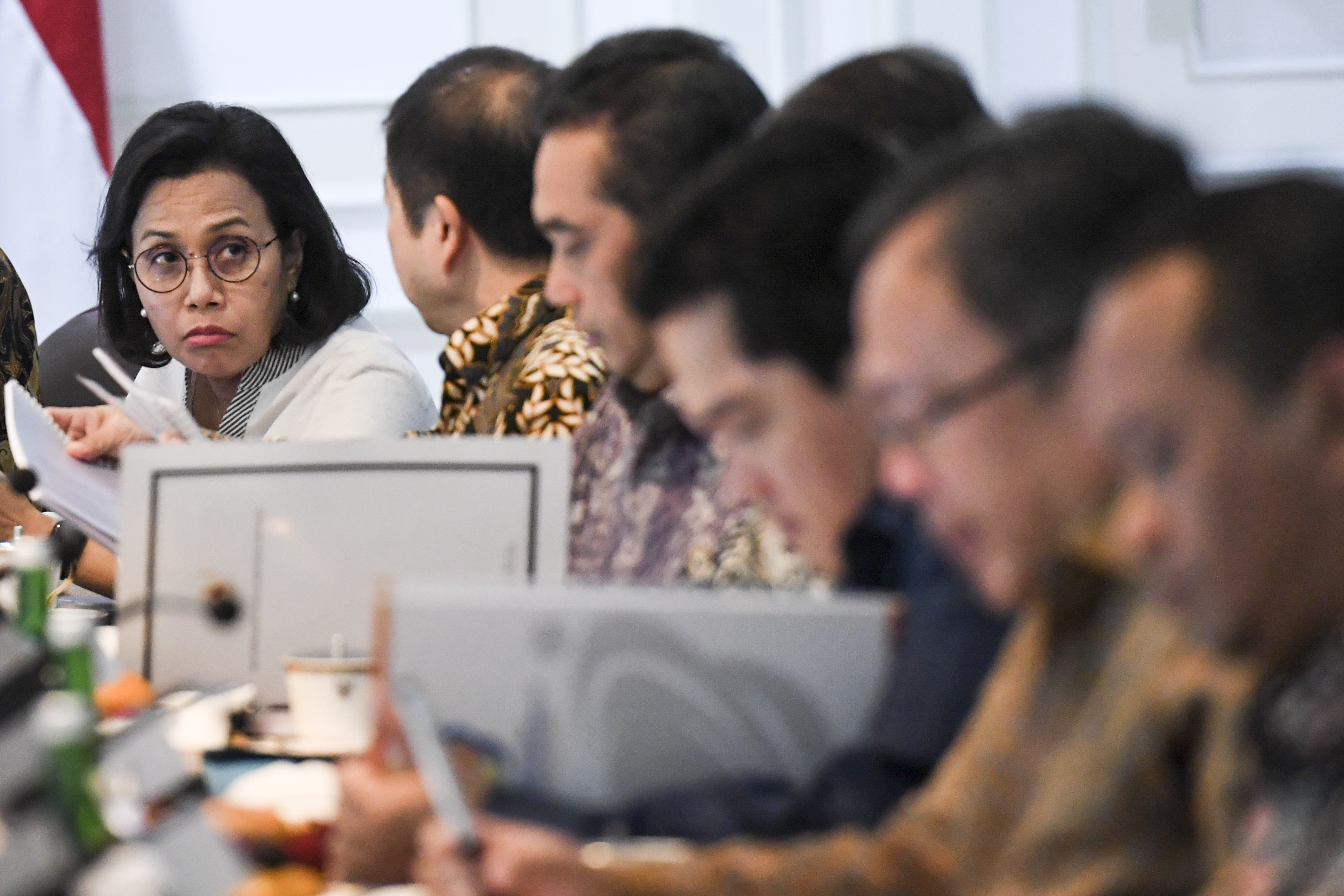 Menteri Keuangan Sri Mulyani bersama sejumlah menteri Kabinet Indonesia Maju sebelum mengikuti rapat terbatas di Kantor Presiden.