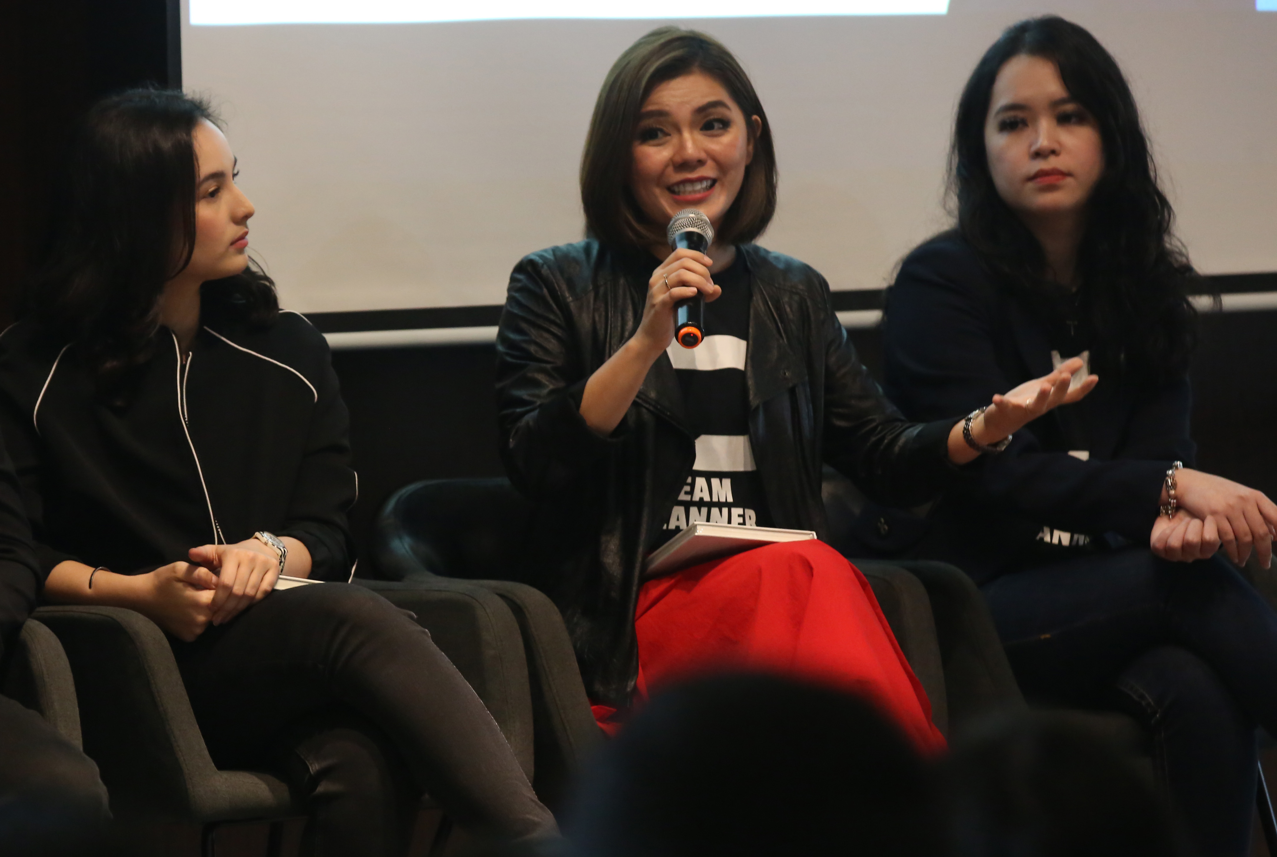 Merry Riana (tengah)