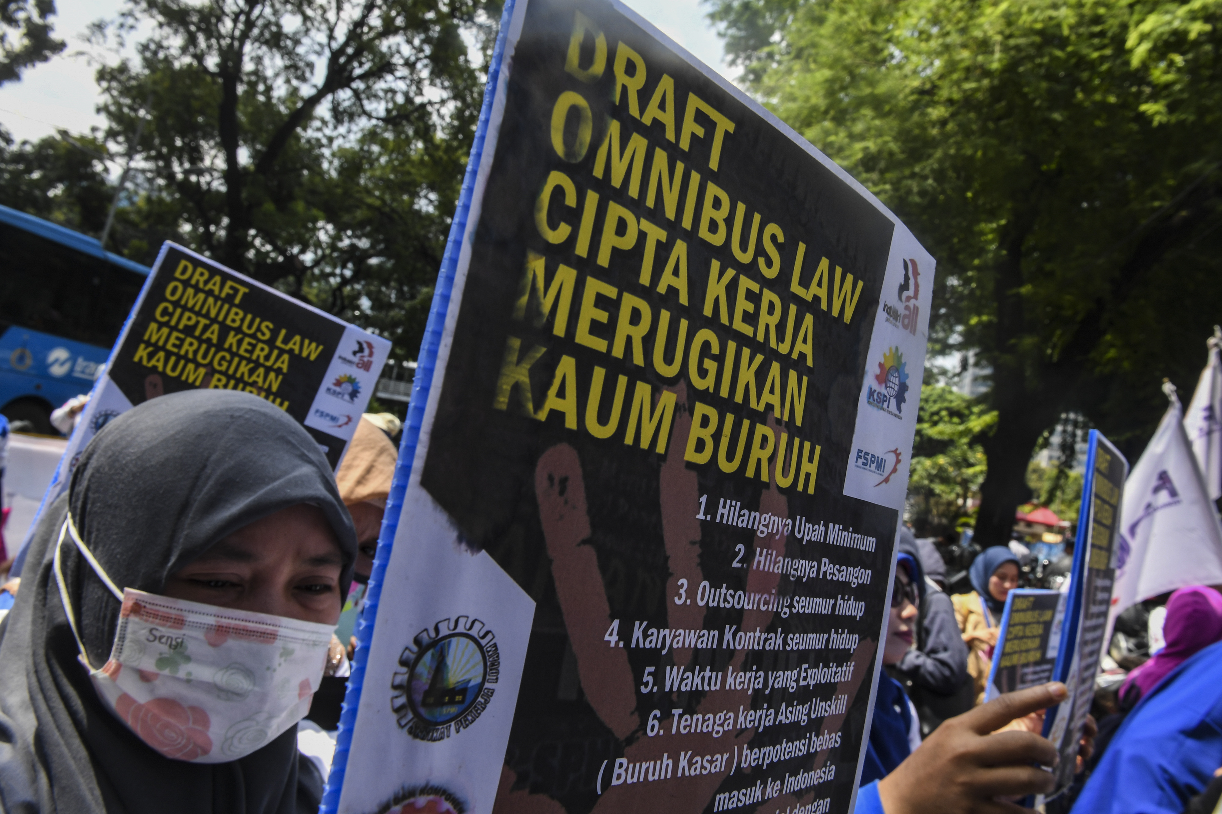 Pekerja perempuan melakukan unjuk rasa menolak draf Omnibus Law Cipta Kerja yang dinilai merugikan kaum buruh.