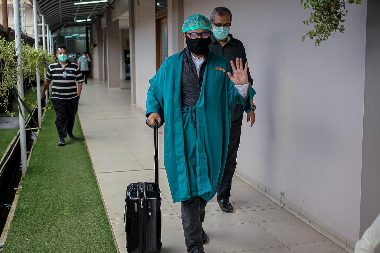 Wali Kota Bogor Bima Arya Sugiarto saat keluar dari ruang isolasi dan meninggalkan Rumah sakit Umum Daerah (RSUD) Kota Bogor.