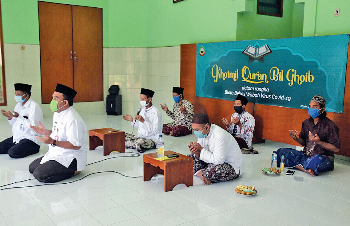 SAMBUT RAMADAN: Sejumlah penghafal Alquran mengikuti acara khataman Alquran di salah satu Masjid di Blora, Jawa Tengah, kemarin.