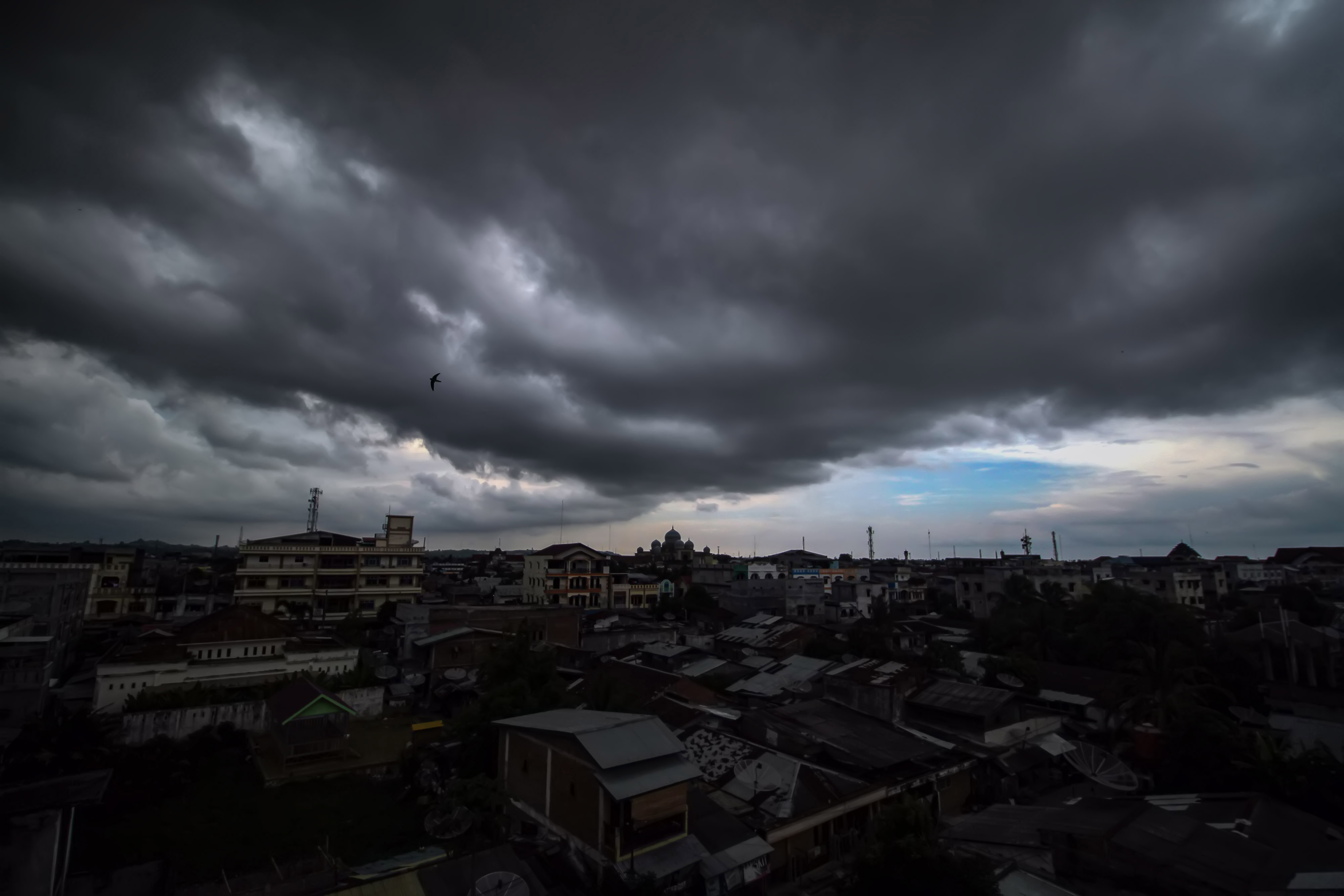 Awan hitam Cumulonimbus muncul saat pancaroba.