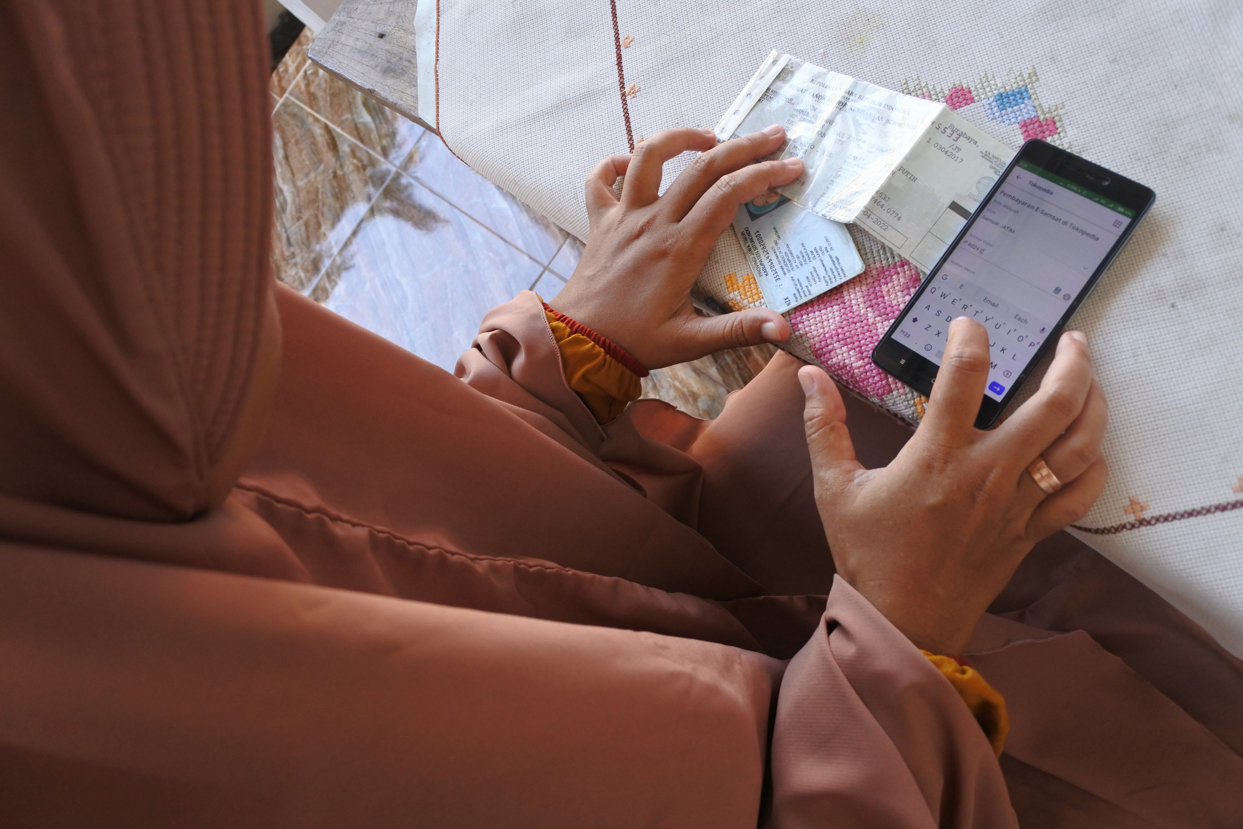 warga membayar pajak kendaraan bermotor dari rumah secara daring atau online