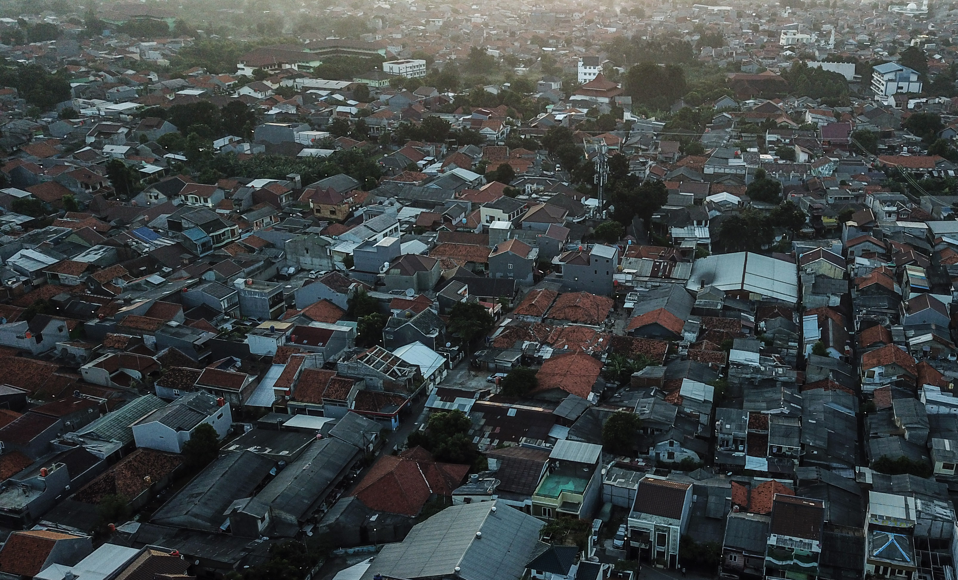 Foto udara permukiman padat penduduk di wilayah Jakarta.