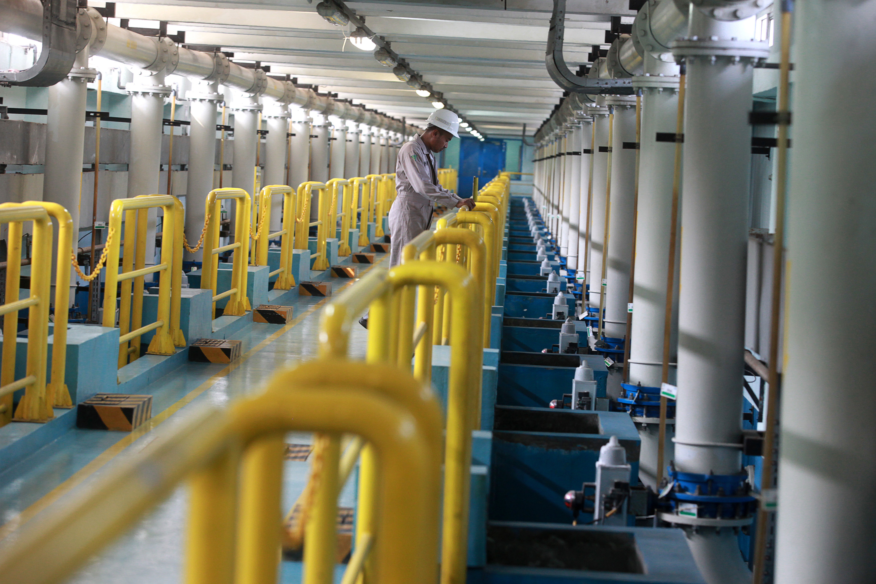 tugas memeriksa IInstalasi Pengolahan Air (IPA) milik PT PAM Lyonnaise Jaya (PALYJA) di Jalan Penjernihan, Jakarta, Senin (10/8)