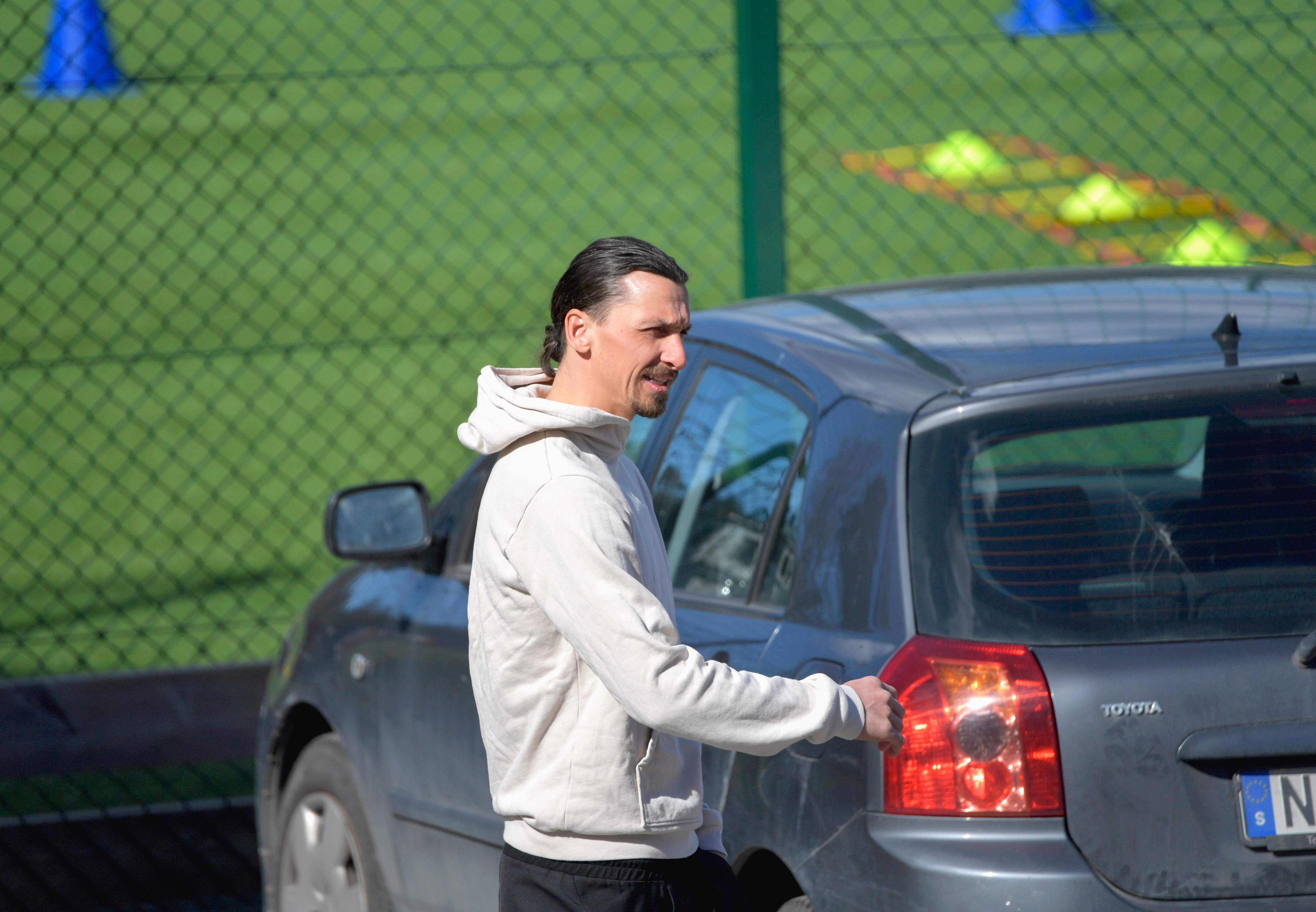 Zlatan Ibrahimovic berjalan meninggalkan lapangan setelah menjalani latihan di Arsta IP Training Ground, Stockholm, Kamis (9/4). 
