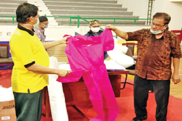 Ketua Gugus Tugas Covid-19 UII Abdul Jamil (kiri) bersama Prodi Rekayasa Tekstil Fakultas Teknologi Industri UII Faisal RM