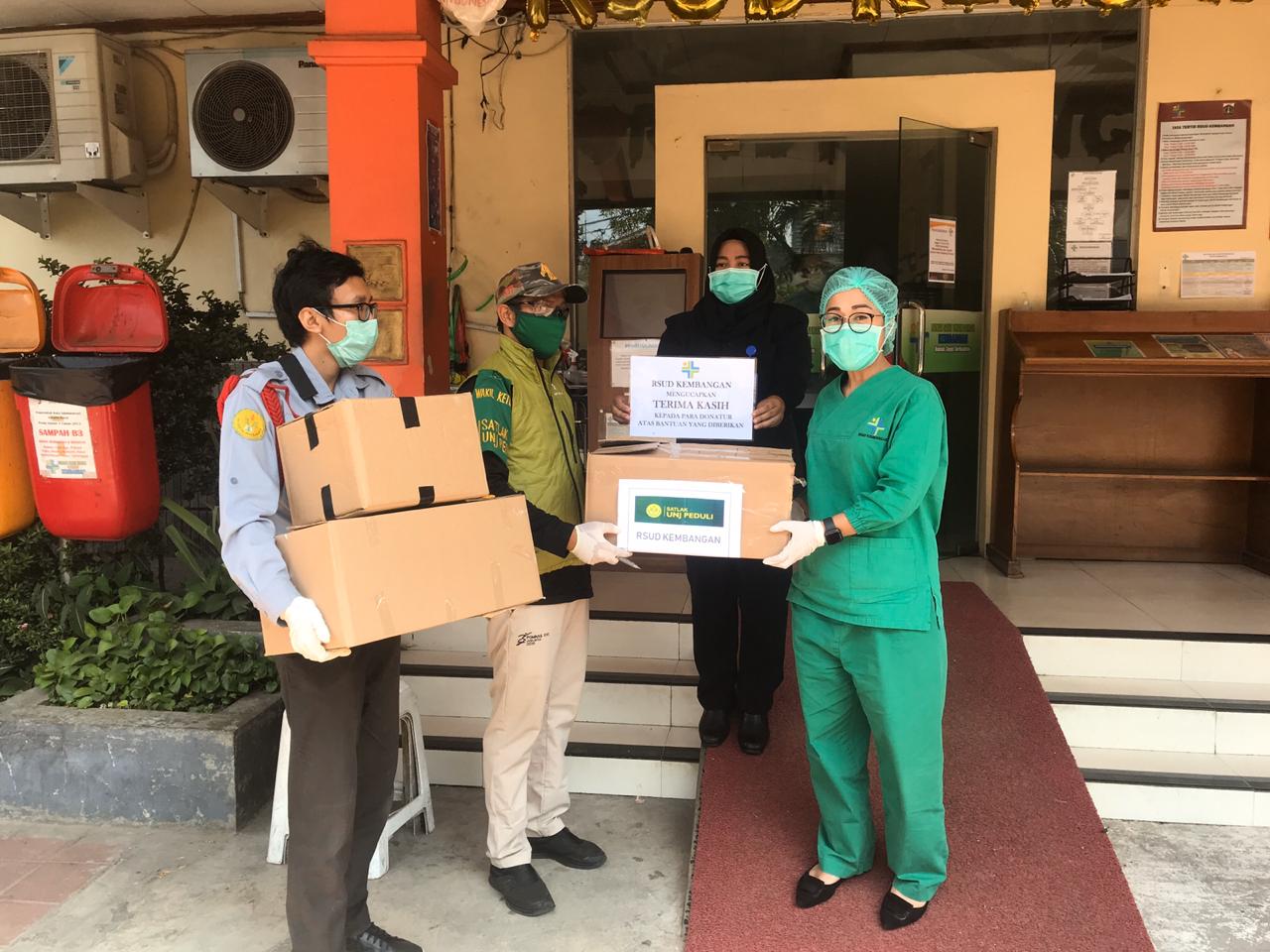 Donasi APD bagi tenaga medis dari Satlak UNJ Peduli