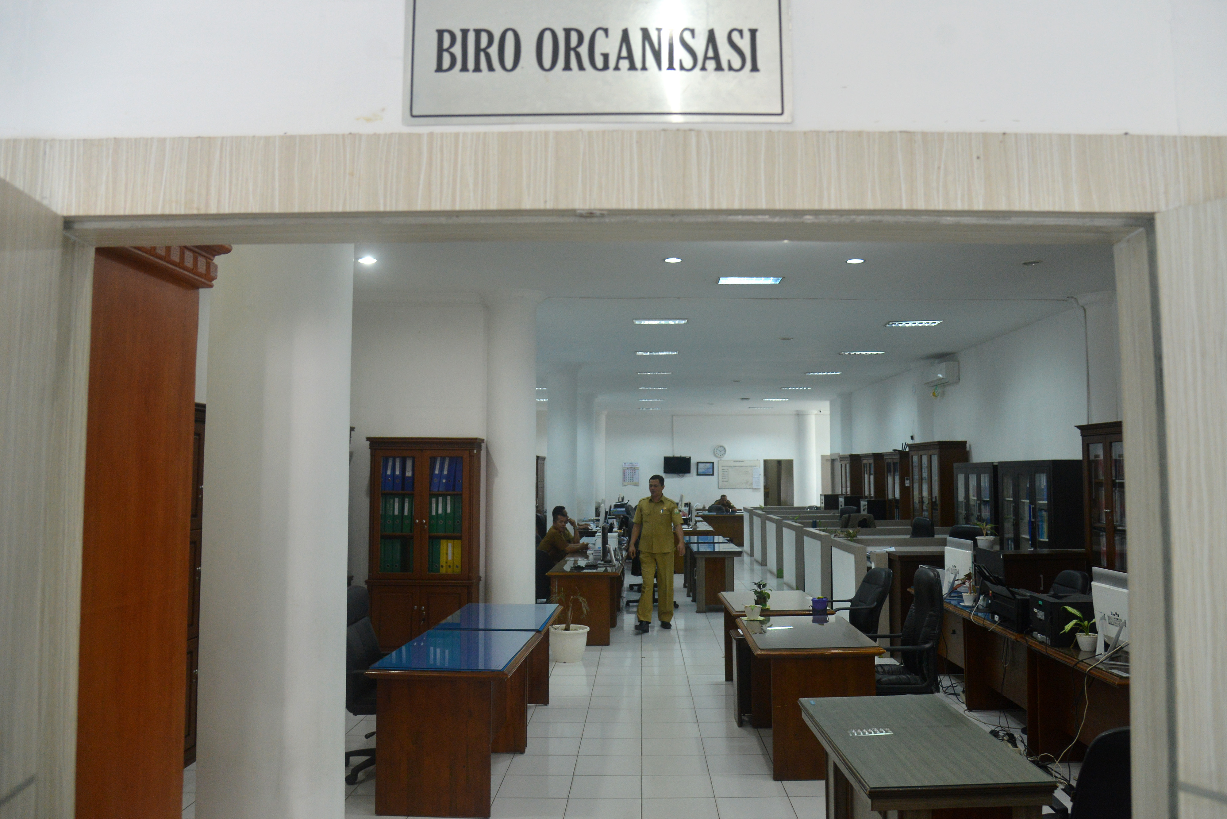 Beberapa Aparatur Sipil Negara (ASN) melaksanakan tugas piket secara bergantian guna mencegah penyebaran covid-19.