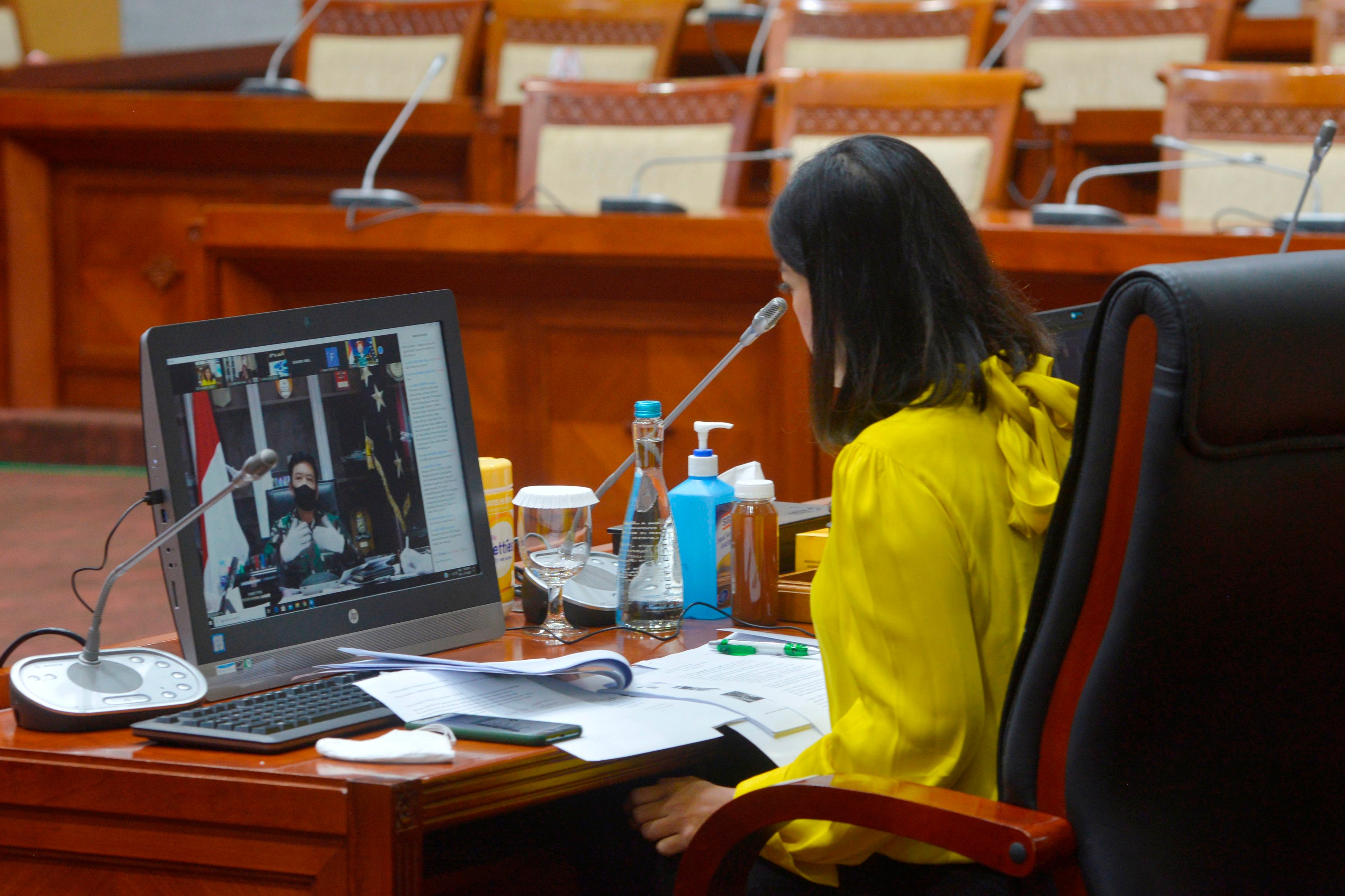 Ketua Komisi I DPR Meutya Hafid memimpin Rapat Kerja dengan TNI secara virtual, Rabu (15/4).