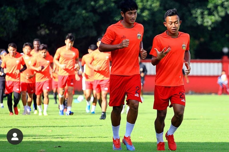 Pemain Bhayangkara FC melakukan latihan di Stadion PTIK Jakarta, Senin (9/3)