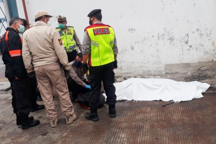 Petugas mengevakuasi korban terseret banjir