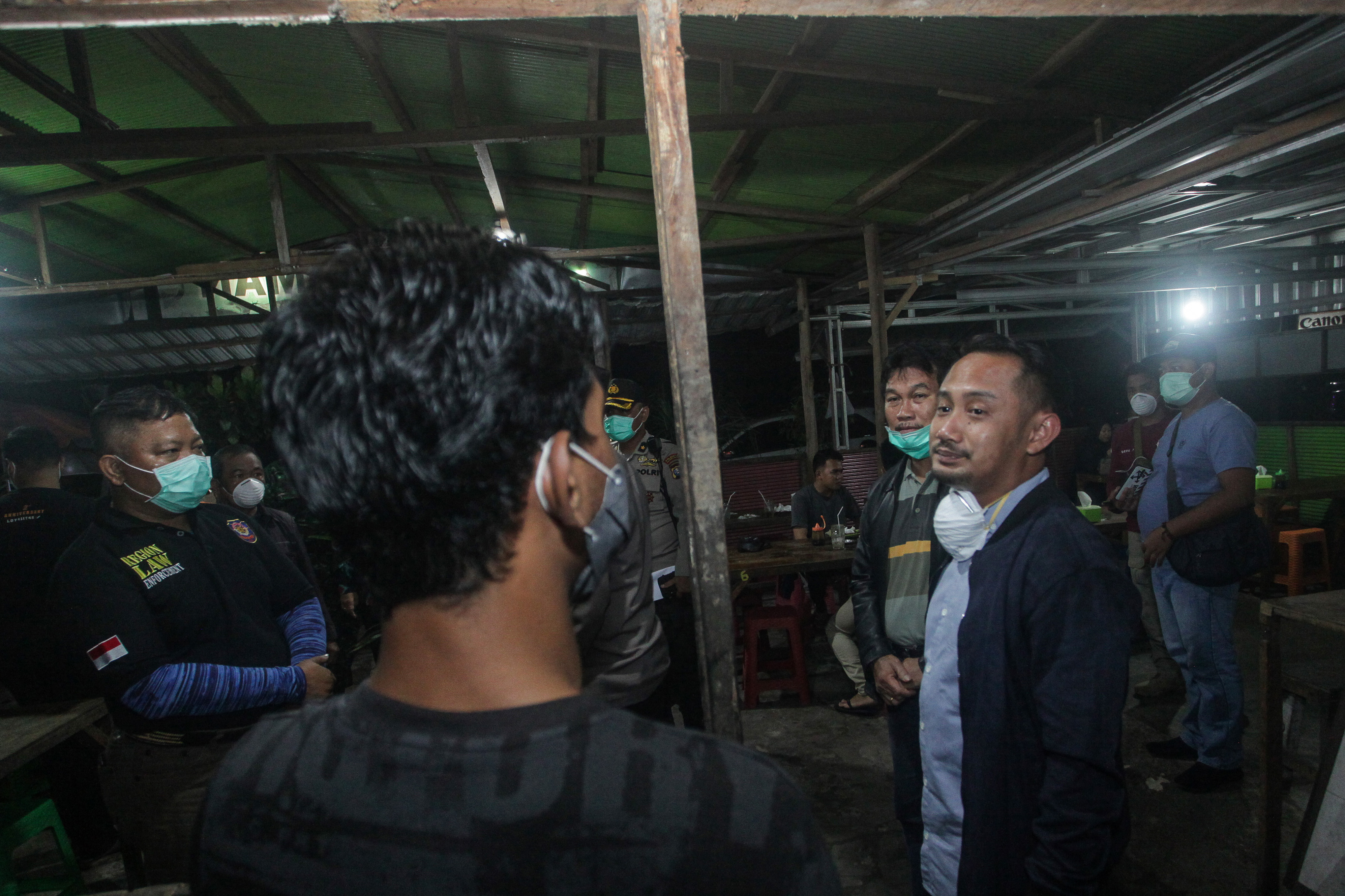 Wali Kota Palangka Raya, Fairid Naparin (kanan) bersama Satgas Covid-19 Palangkaraya melakukan razia pedagang makanan, Selasa (24/4/2020).