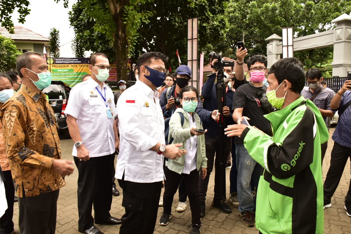 Mentan Syahrul berbincang dengan seorang driver Gojek.