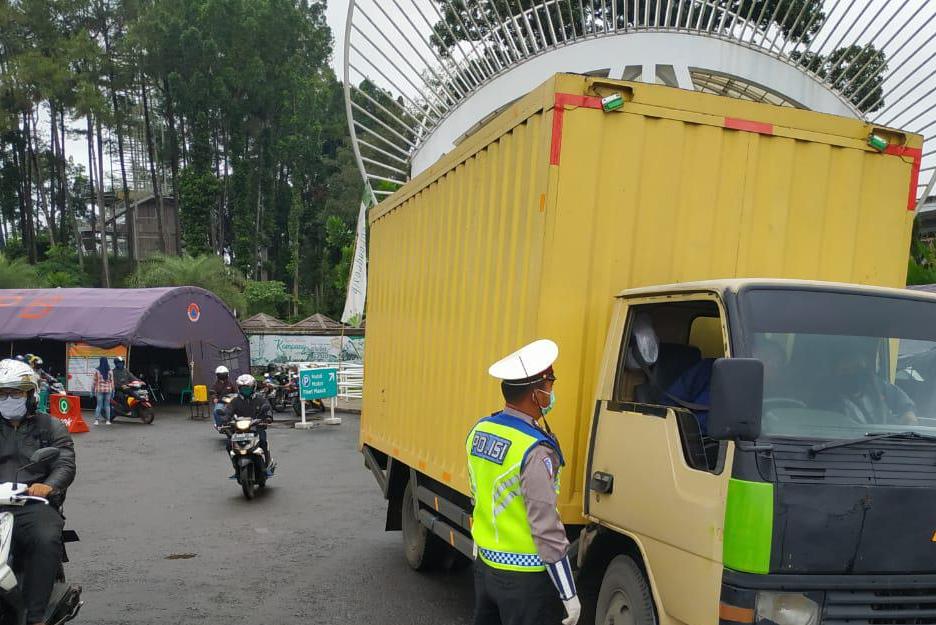 Anggota kepolisian menjaga perbatasan wilayah antar-Kota Tasikmalaya dan Kabupaten Ciamis.