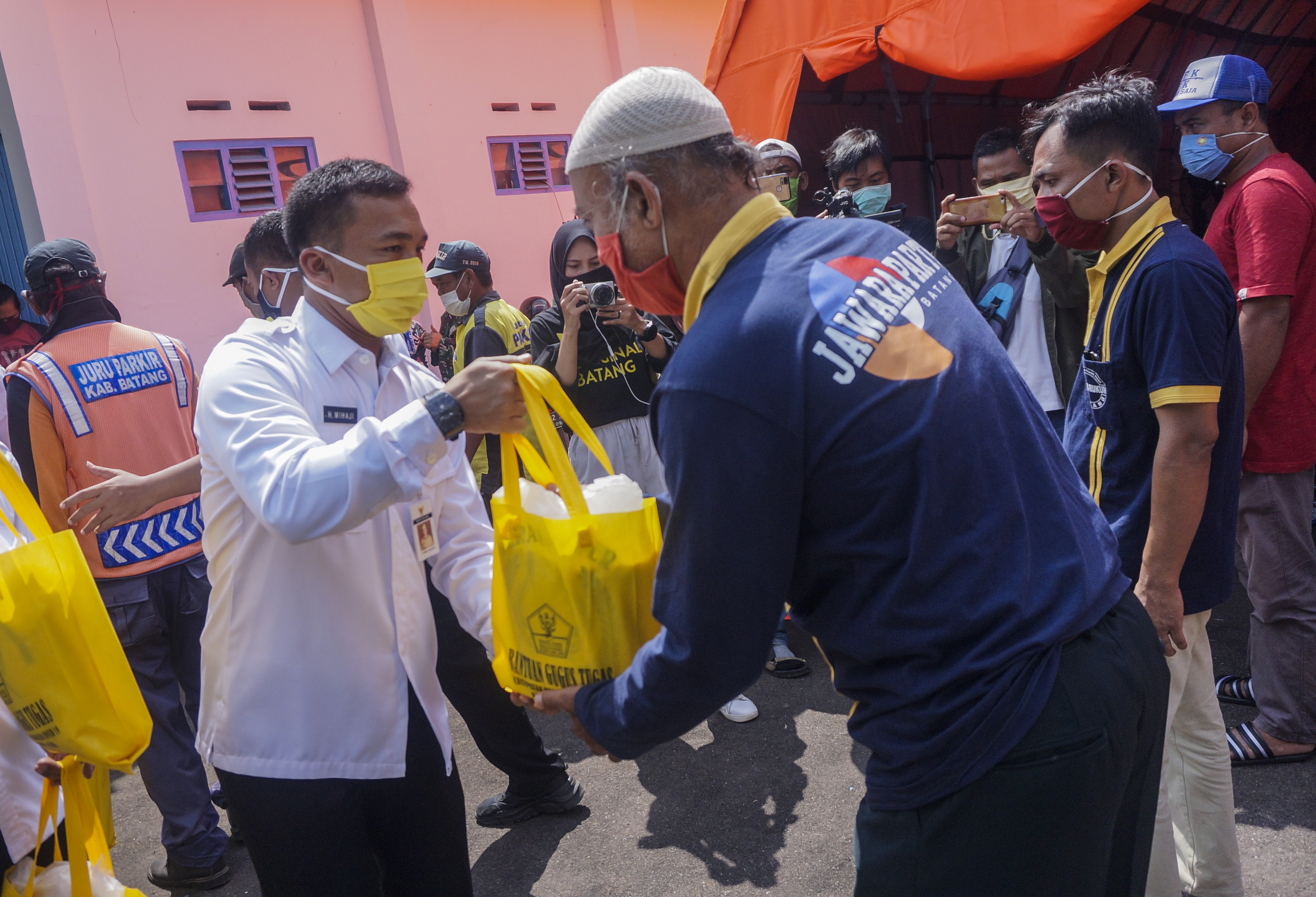 Bupati Batang Wihaji (dua kiri) memberikan bantuan sembako di Posko Terpadu Gugus Tugas Percepatan Penanganan Covid-19 di Batang, Jateng.