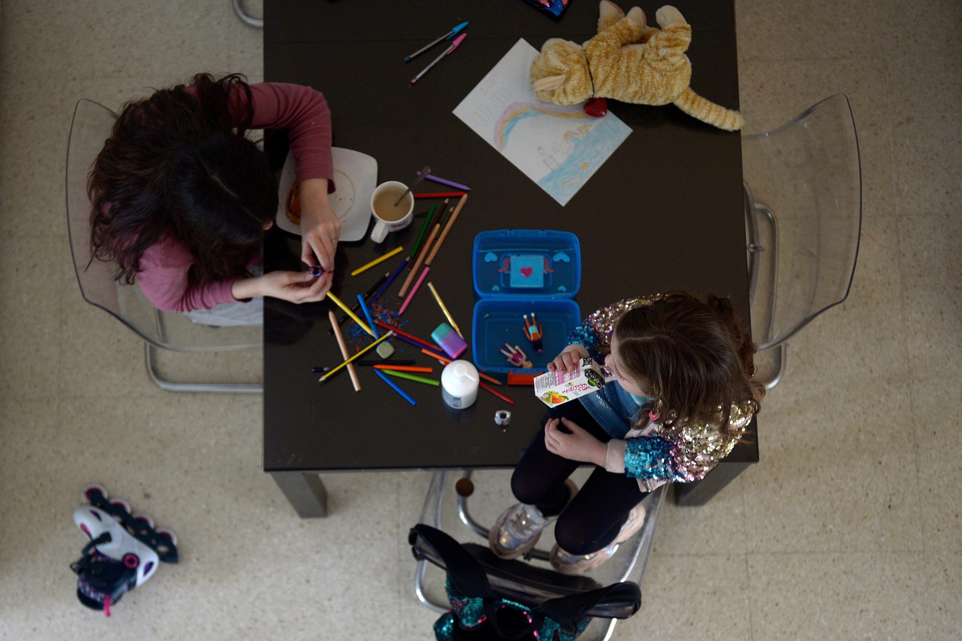 Seorang anak perempuan berusia 14 tahun dan adiknya yang berusia 12 tahun melakukan aktivitas di rumah mereka di Sevilla, Spanyol.