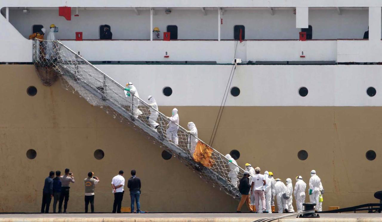 Petugas medis naik ke KM Lambelu untuk melakukan pemeriksaan terhadap para ABK.