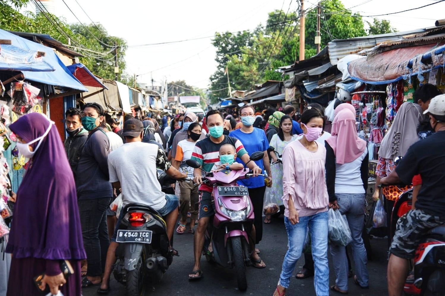 Ilustrasi pengunjung pasar membludak