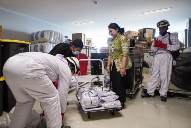 Tim G4S salurkan bantuan APD ke RS Panti Waluyo.