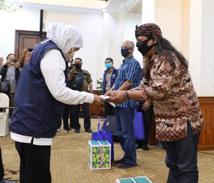 Gubernur Jatim Khofifah Indar Parawansa memberikan.secara simbolik kepada perwakilan seniman dan budayawan.