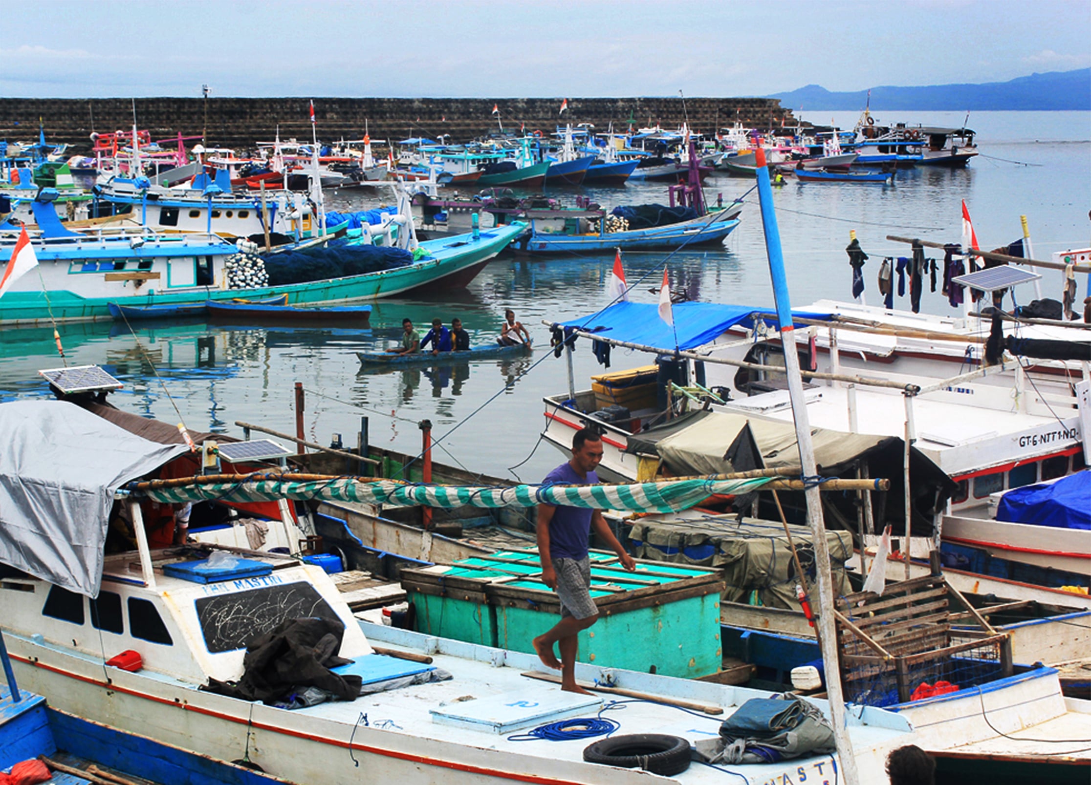 Ilustrasi--Ratusan perahu nelayan ditambatkan di sisi kanan pangkalan pendaratan ikan (PPI) Oeba, Kupang, NTT.