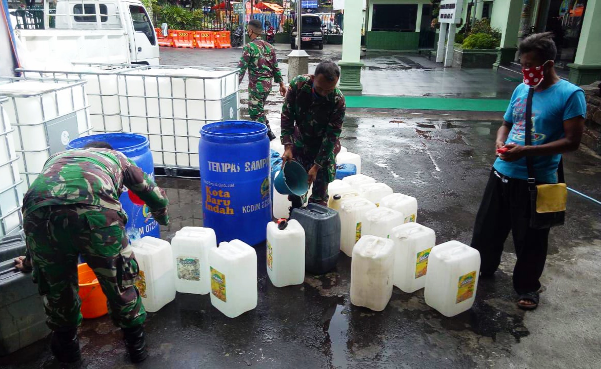 Kodim 0723 Klaten, Jawa Tengah membagikan 7000 liter disinfektan untuk warga, Senin (20/4/2020).