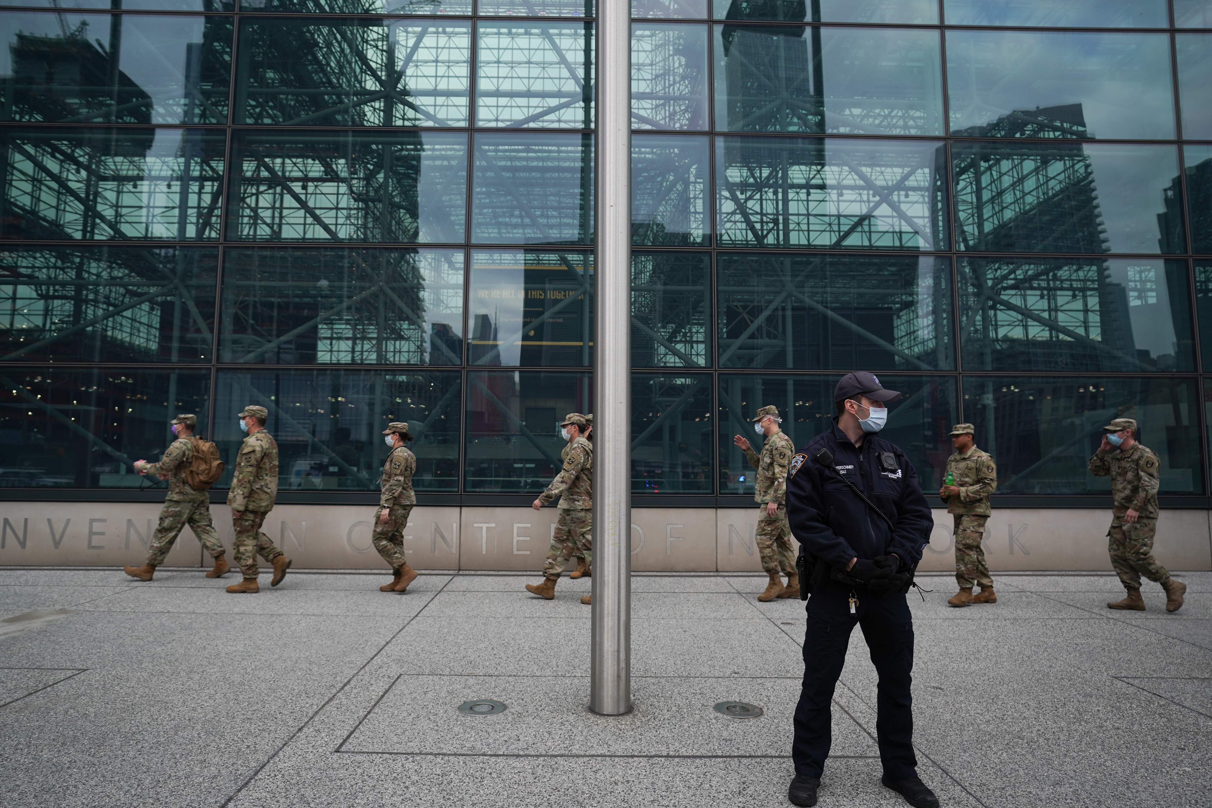 Personel militer AS berjalan di depan gedung Jacob K Javits Center di New York.