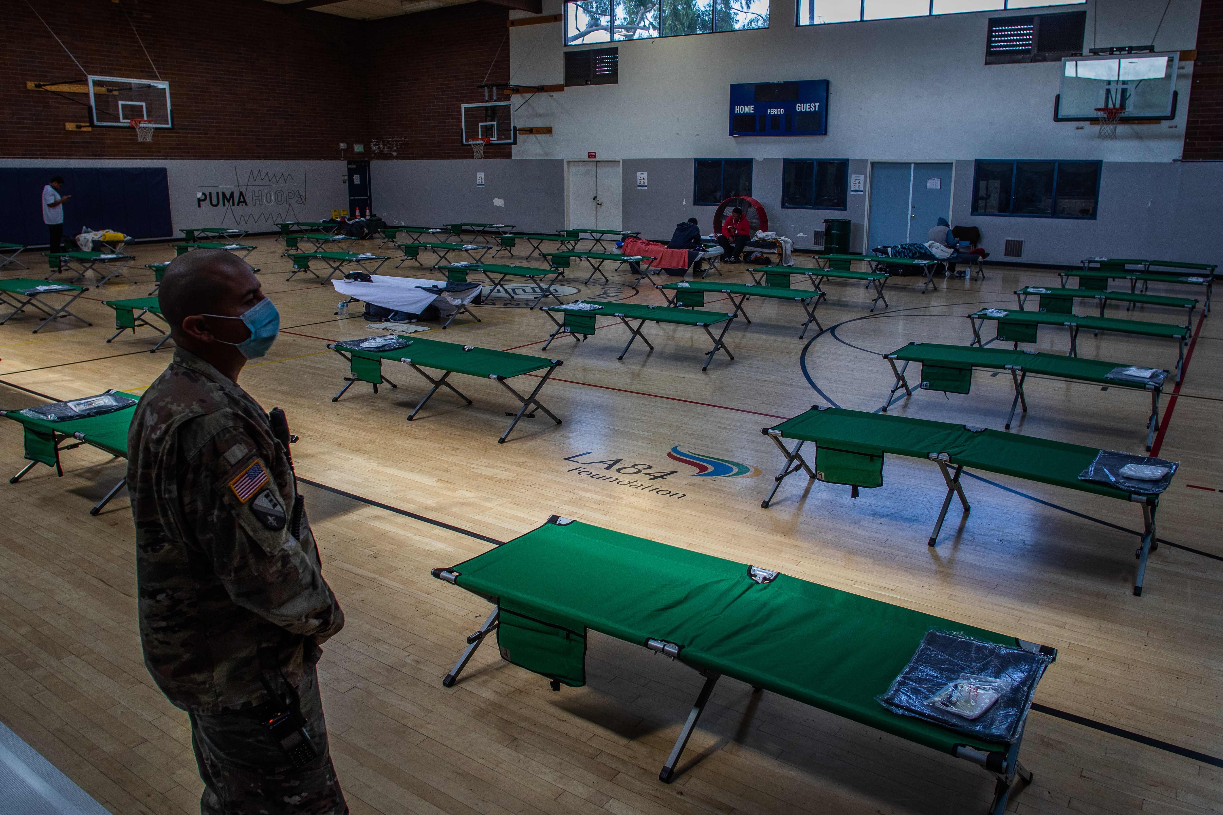 Penampungan tuna wisma di Long Beach, CA. John Hopkins University mencatat kasus covid-19 global melebihi 1,9 juta kasus.