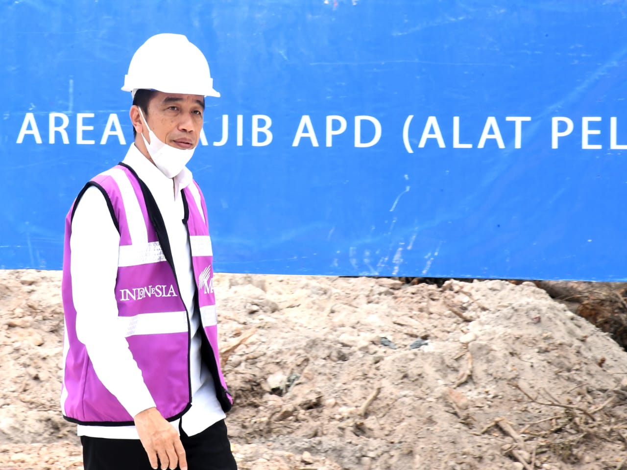 Presiden Joko Widodo saat meninjau kesiapan RS Darurat Penanganan Covid-19 di Pulau Galang, Kepulauan Riau.