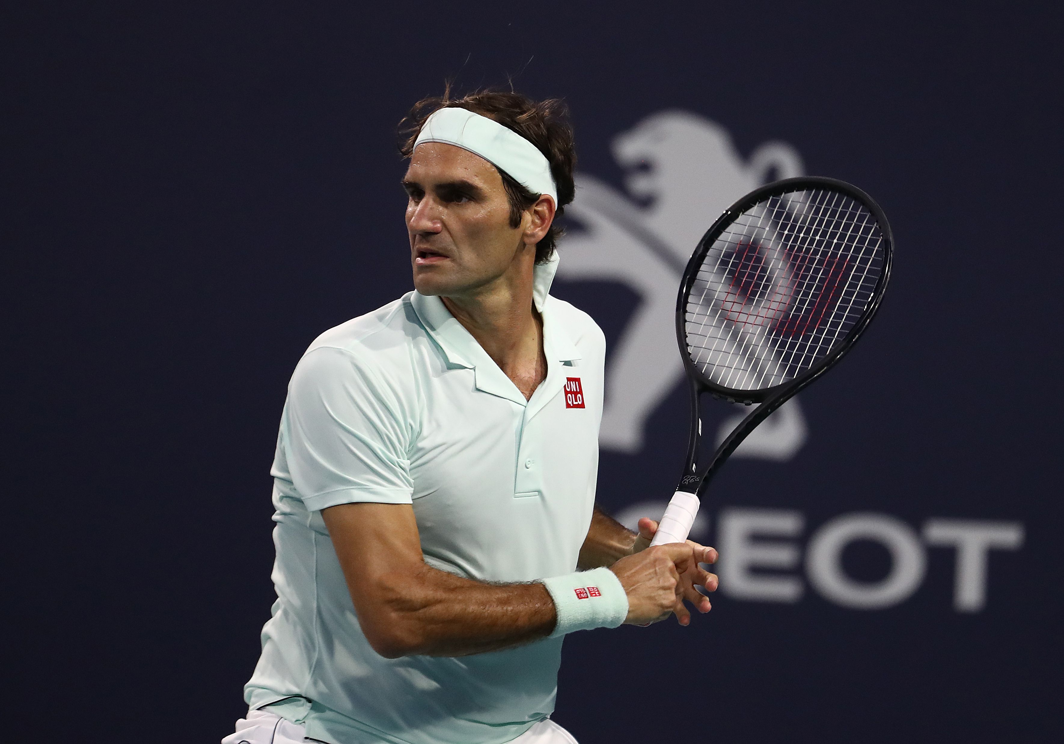 Roger Federer saat melawan Denis Shapovalov pada Miami Open,  29 Maret 2019 
